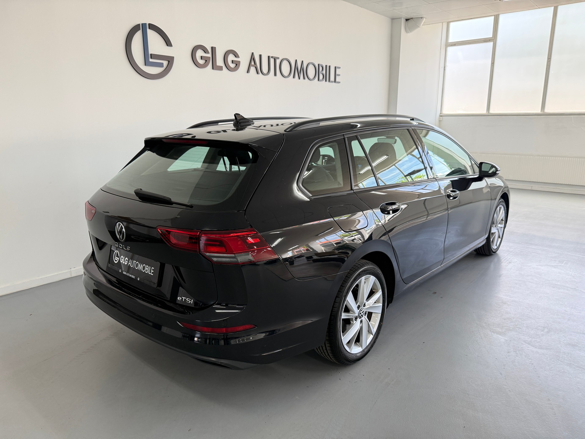 VW Golf Variant 1.0 eTSI mHEV Life DSG-image-3