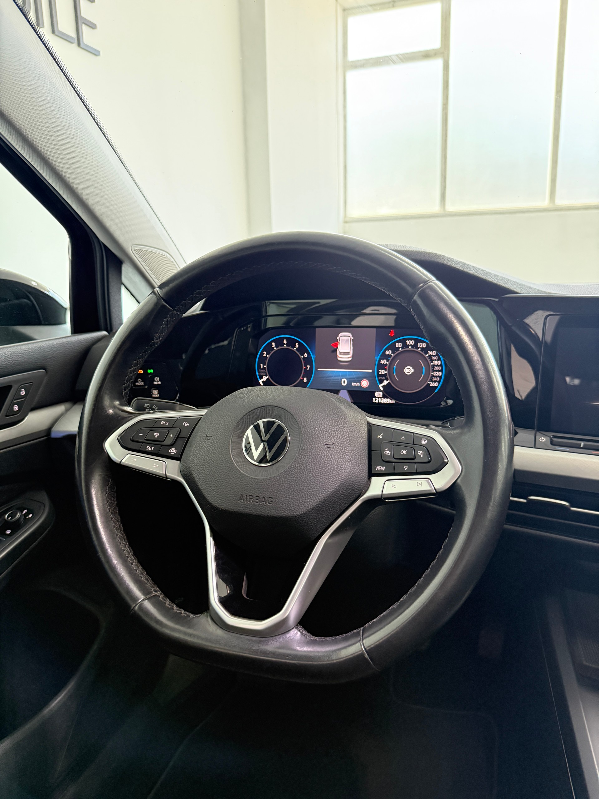 VW Golf Variant 1.0 eTSI mHEV Life DSG-image-11