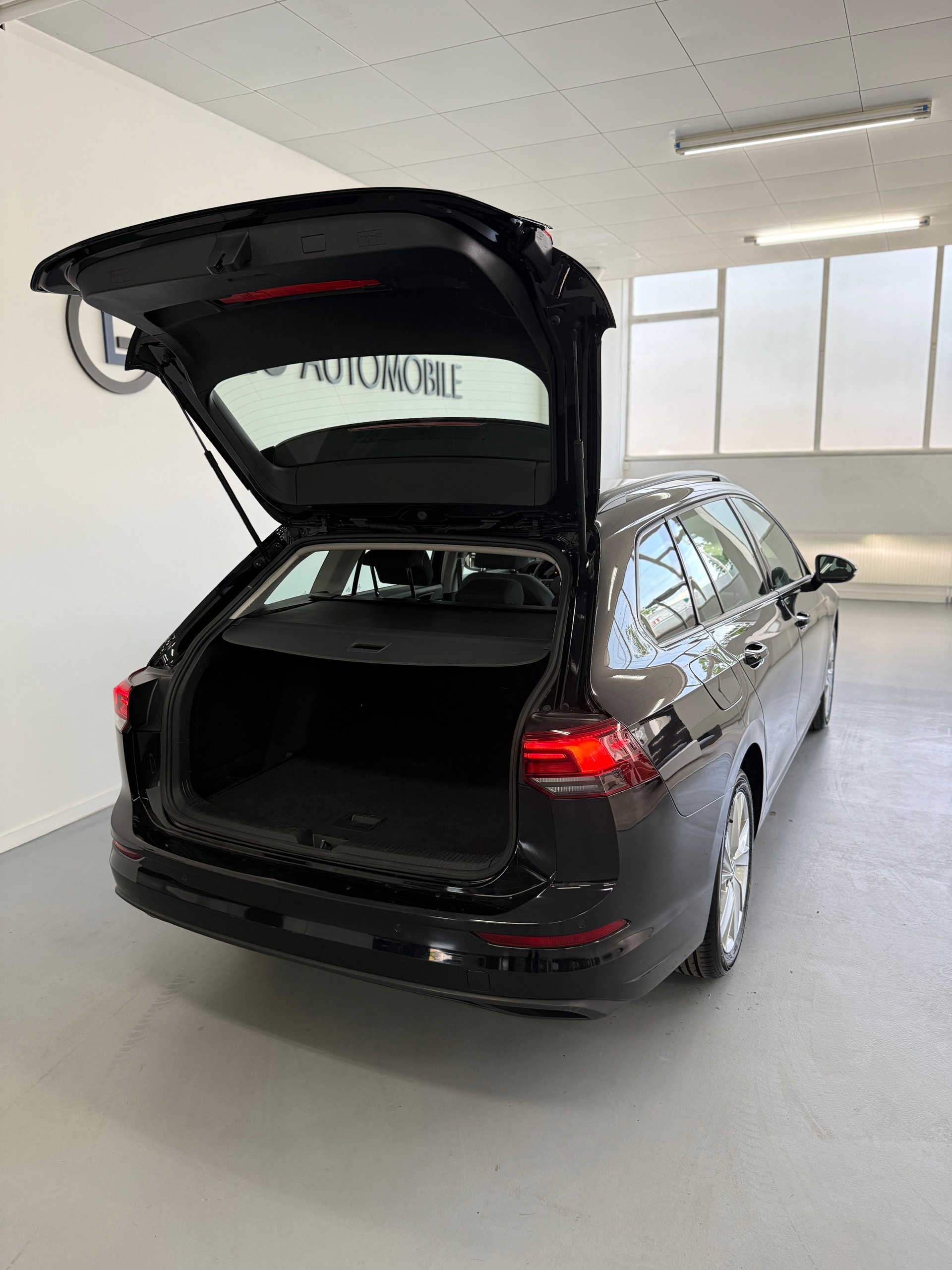 VW Golf Variant 1.0 eTSI mHEV Life DSG-image-12