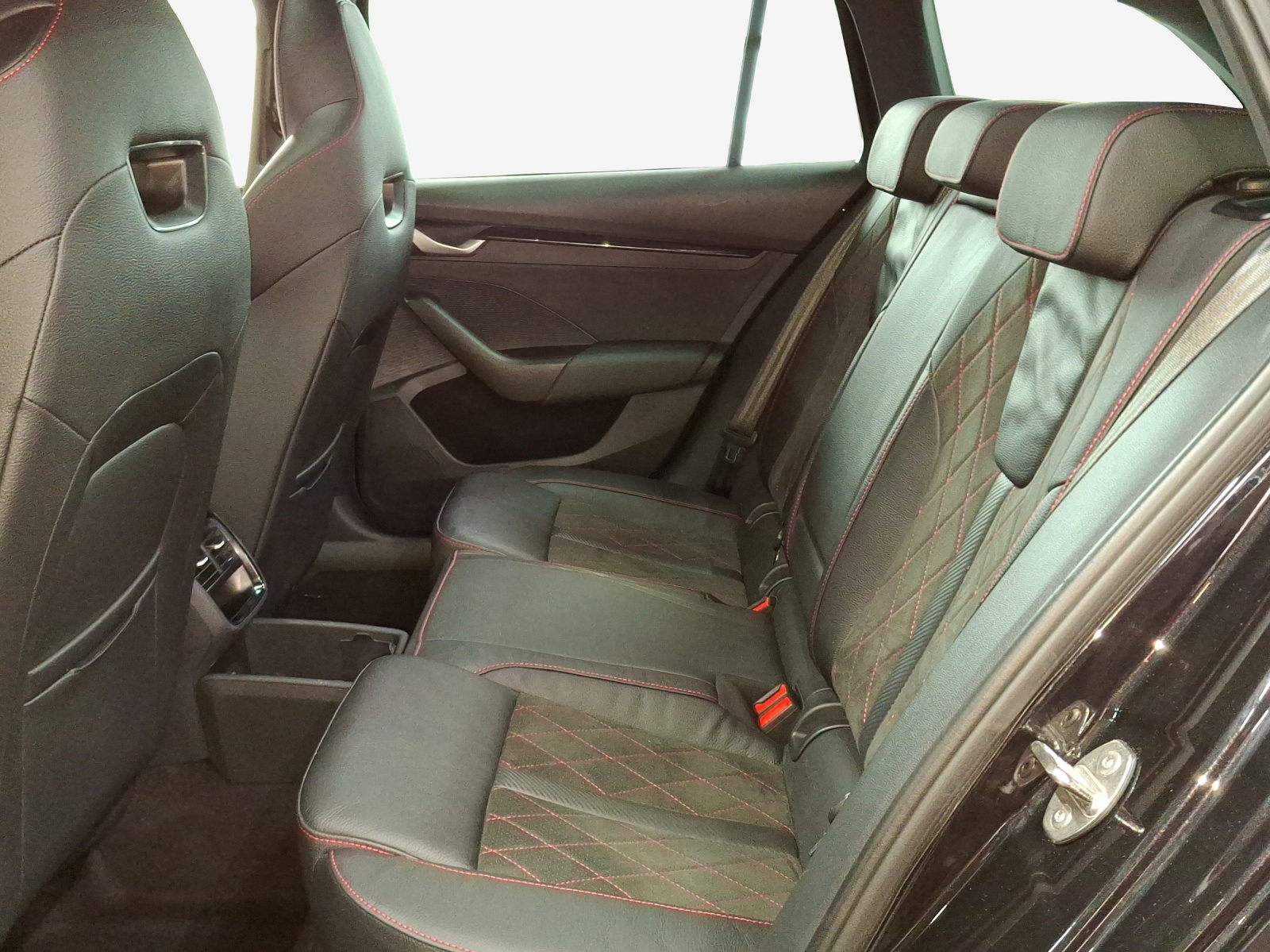 SKODA Octavia Combi 2.0 TSI DSG RS-image-11