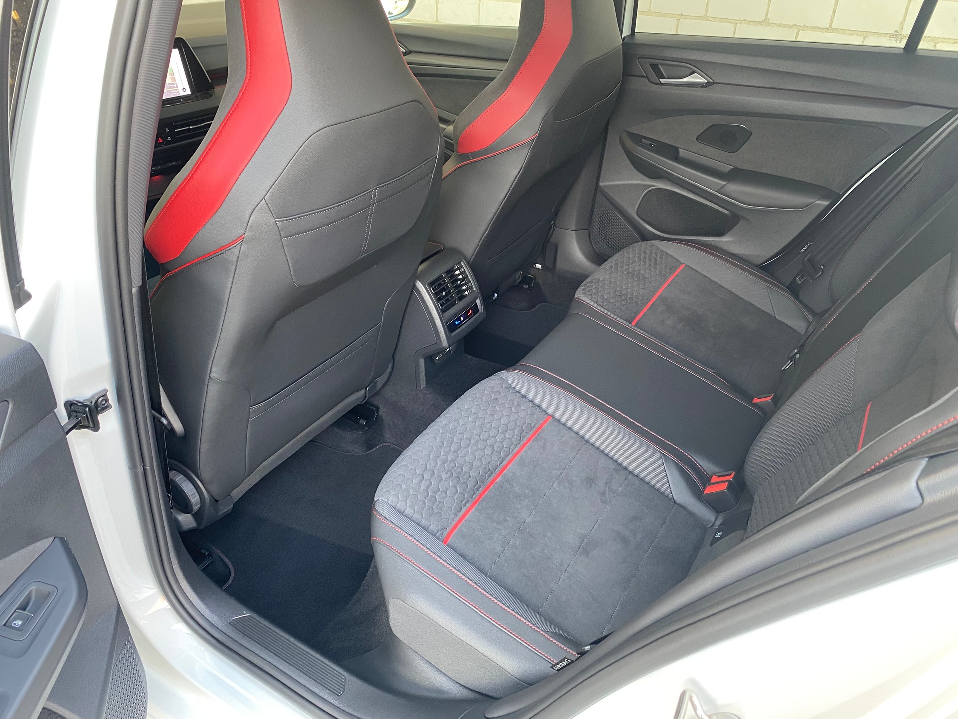 VW Golf 2.0 TSI 301PS GTI Performance Black-Style Clubsport DSG Akrapovič-Abgasanlage **Modell 2023**-image-7