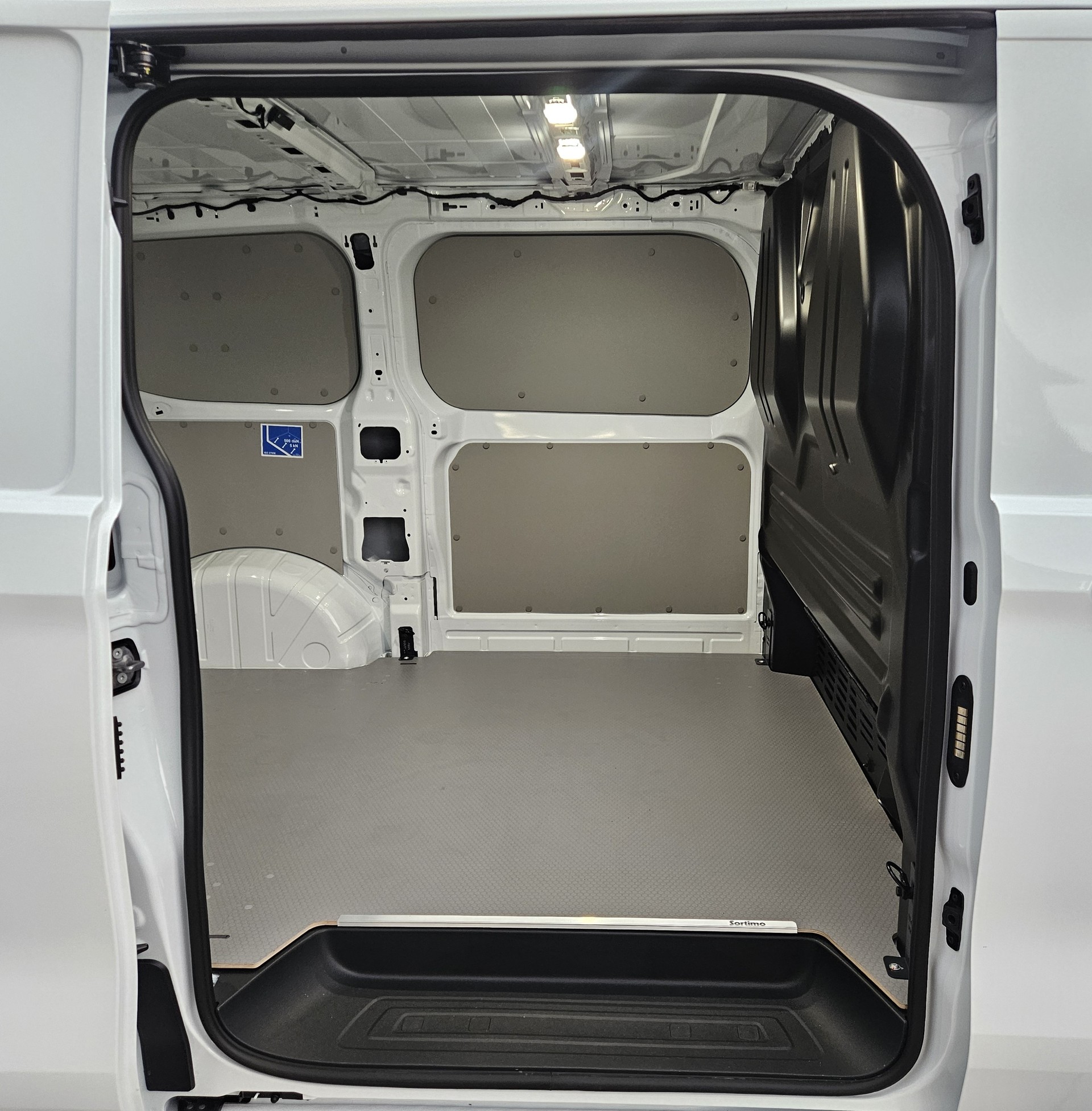 VW e-Transporter mit 286 PS und 5 Jahren Werksgarantie-image-10