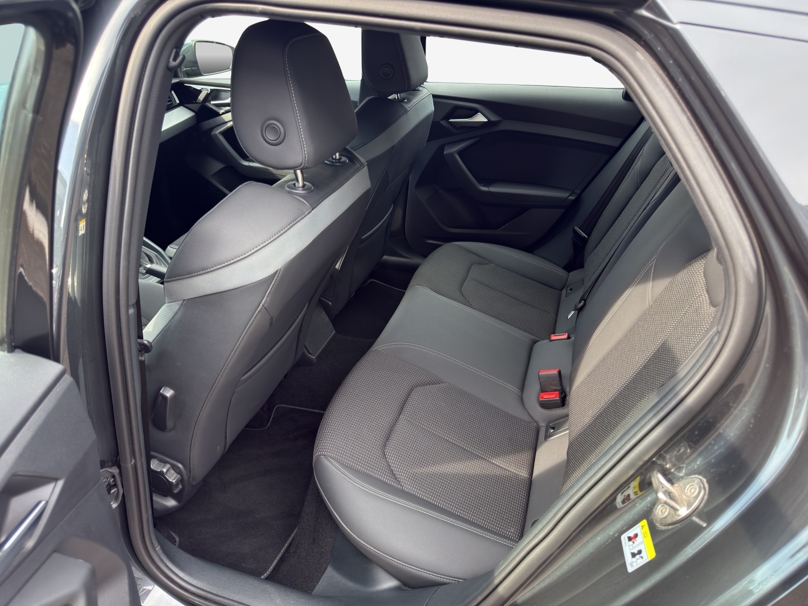 AUDI A1 Sportback 35 TFSI S Line S-tronic-image-11