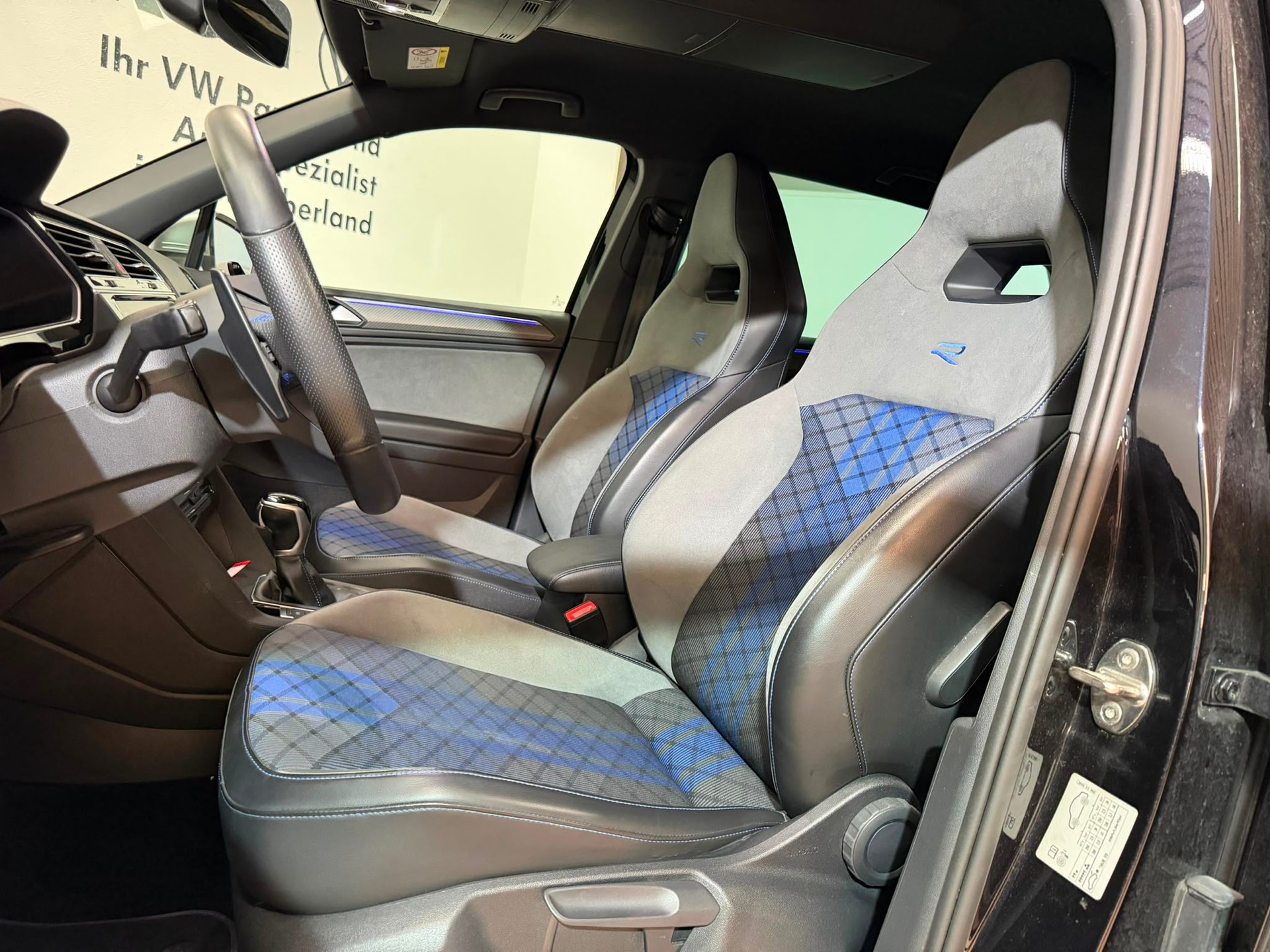 VW Tiguan 2.0TSI R 4Motion DSG-image-8
