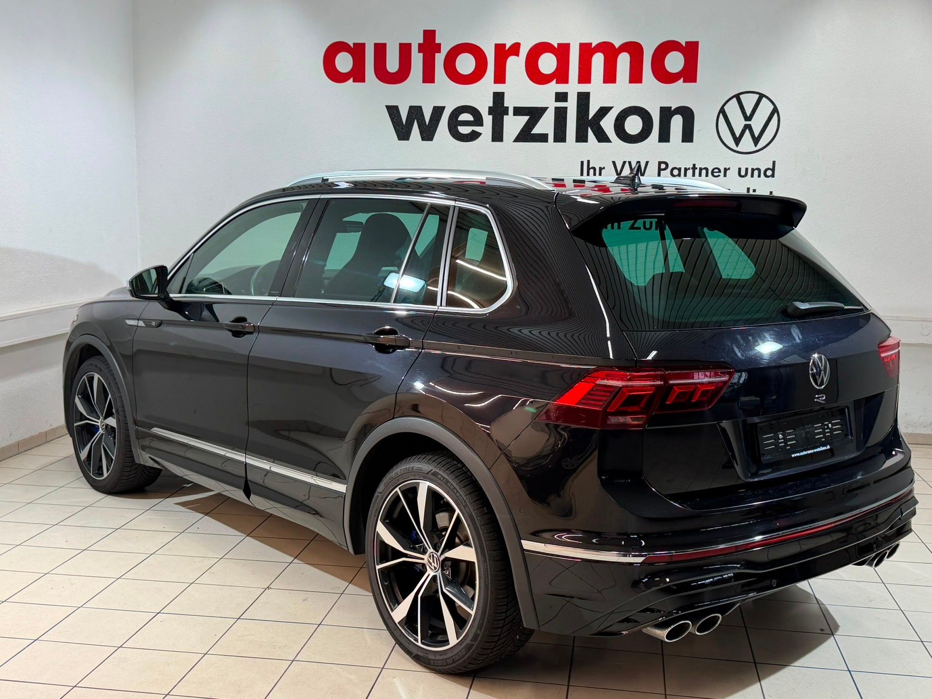VW Tiguan 2.0TSI R 4Motion DSG-image-2