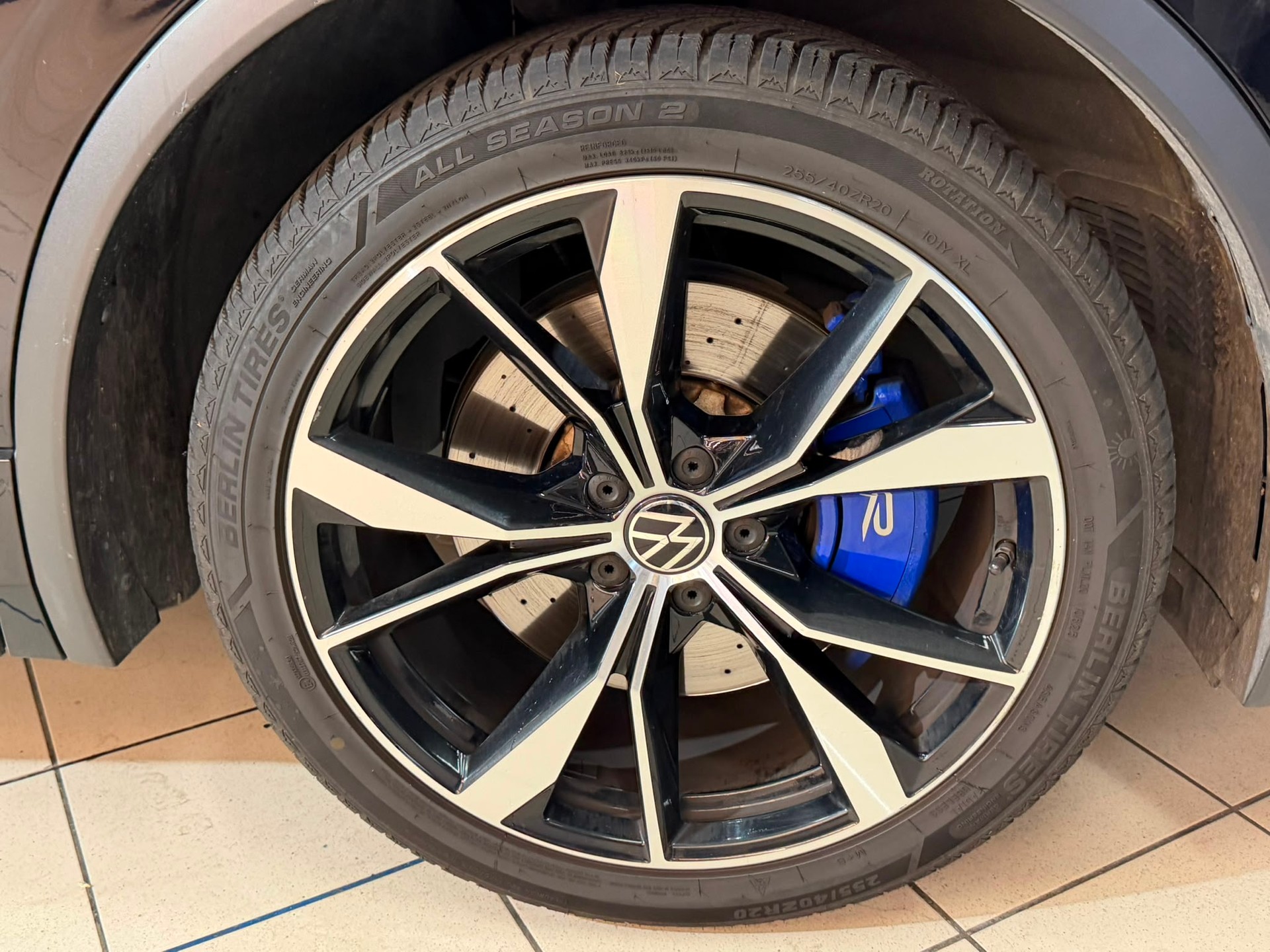 VW Tiguan 2.0TSI R 4Motion DSG-image-4