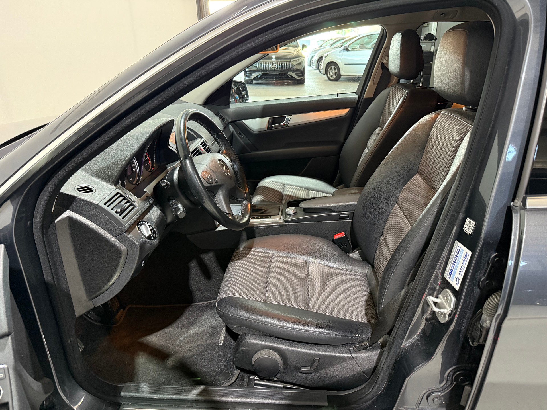 MERCEDES-BENZ C 220 CDI BlueEfficiency Avantgarde Automatic-image-12