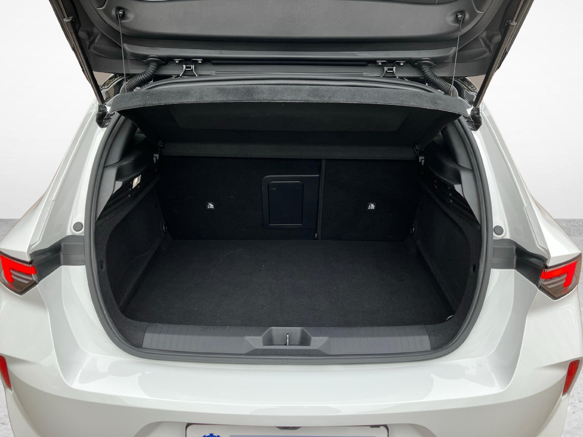 OPEL Astra 1.6 T PHEV 180 Swiss Premium-image-11