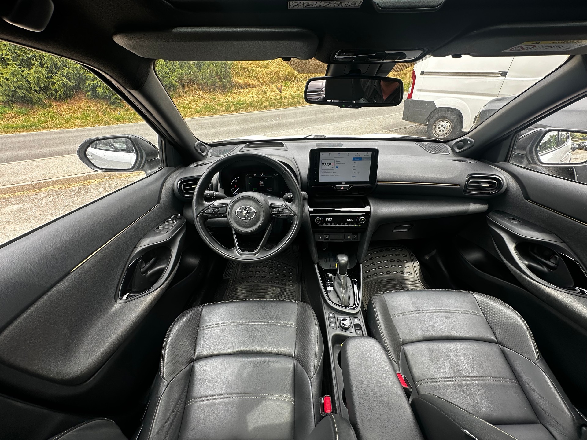 TOYOTA Yaris Cross 1.5 Premiere Edition e-CVT AWDi-image-7