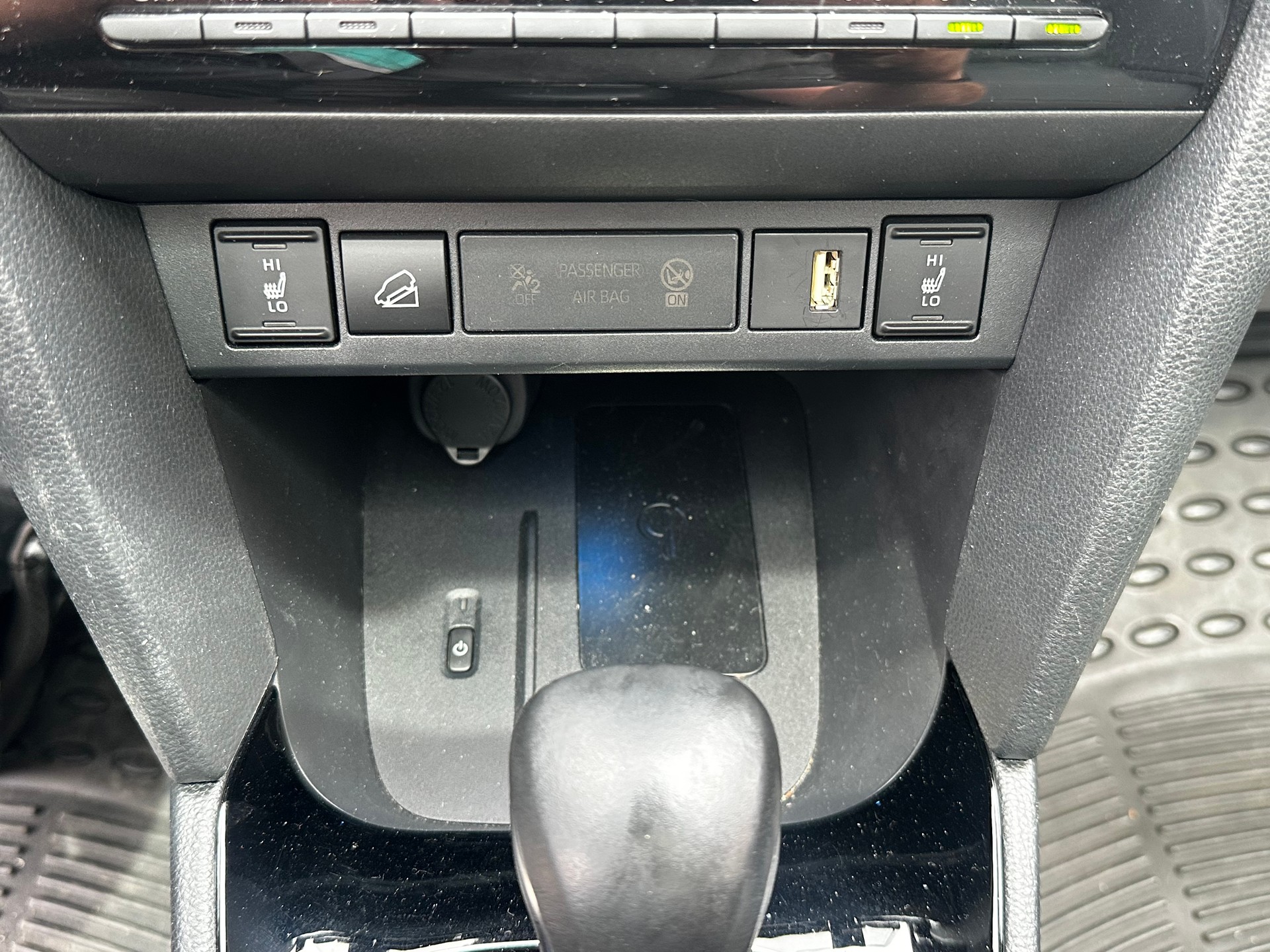 TOYOTA Yaris Cross 1.5 Premiere Edition e-CVT AWDi-image-13
