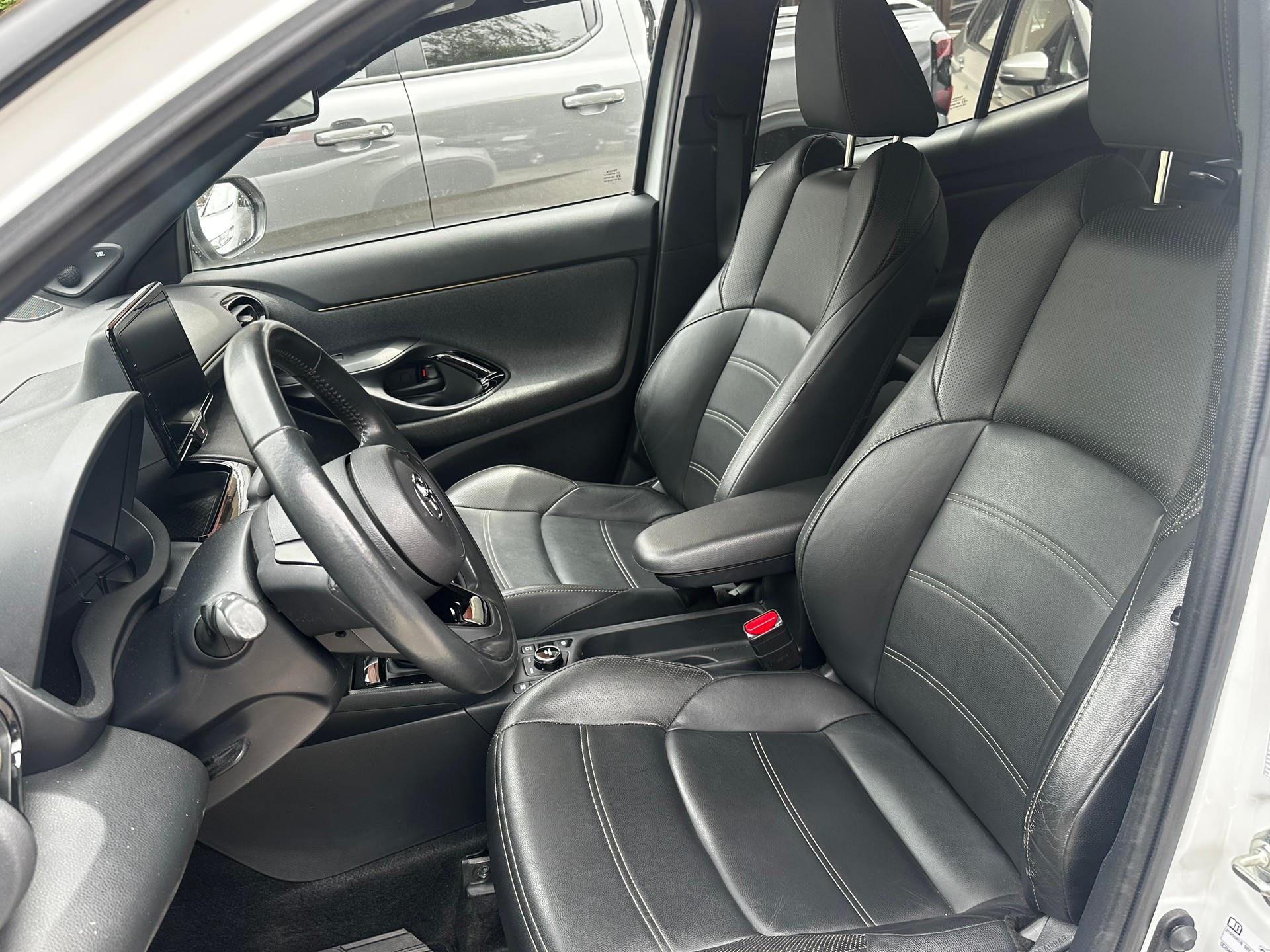 TOYOTA Yaris Cross 1.5 Premiere Edition e-CVT AWDi-image-5