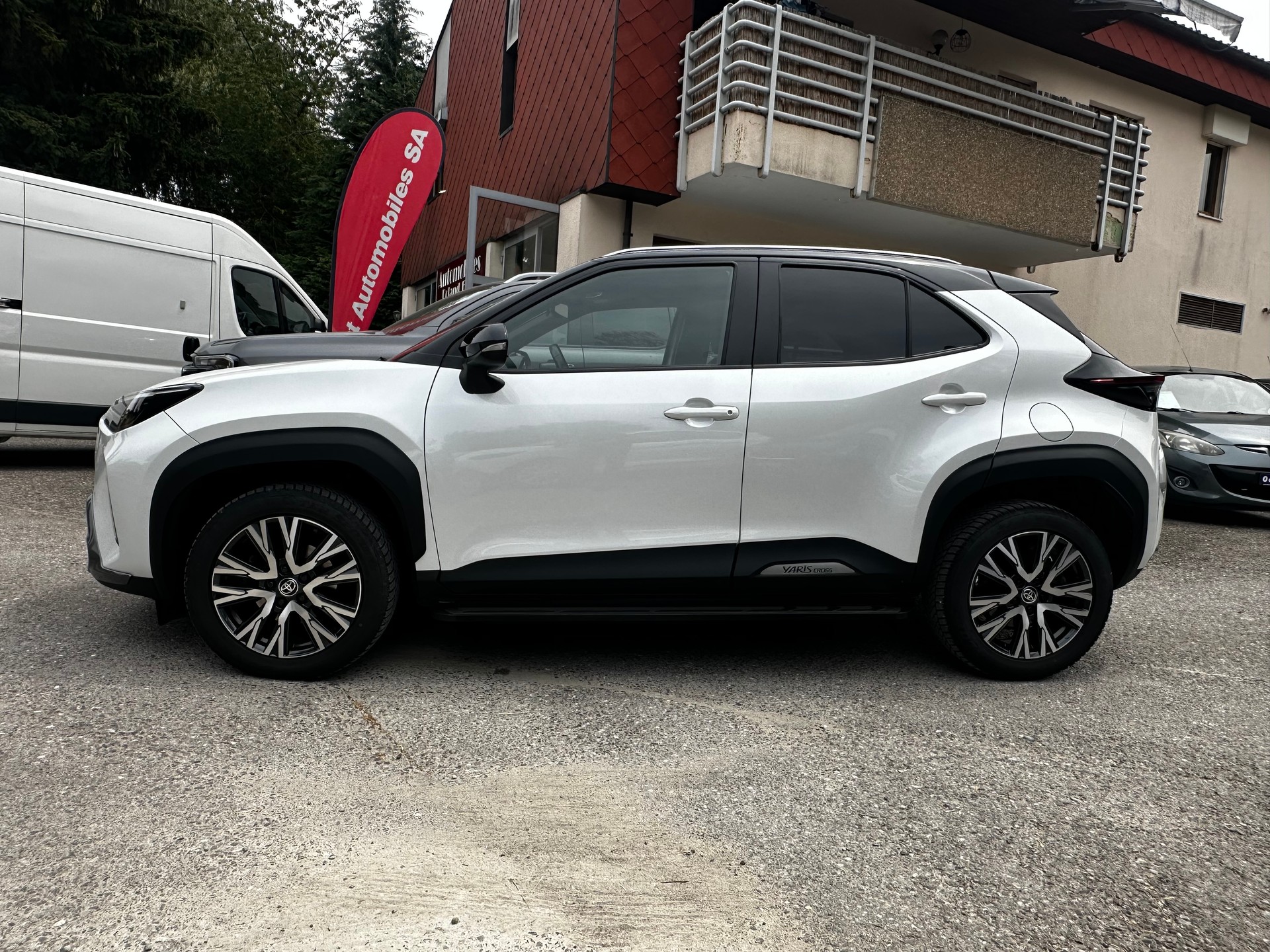 TOYOTA Yaris Cross 1.5 Premiere Edition e-CVT AWDi-image-2