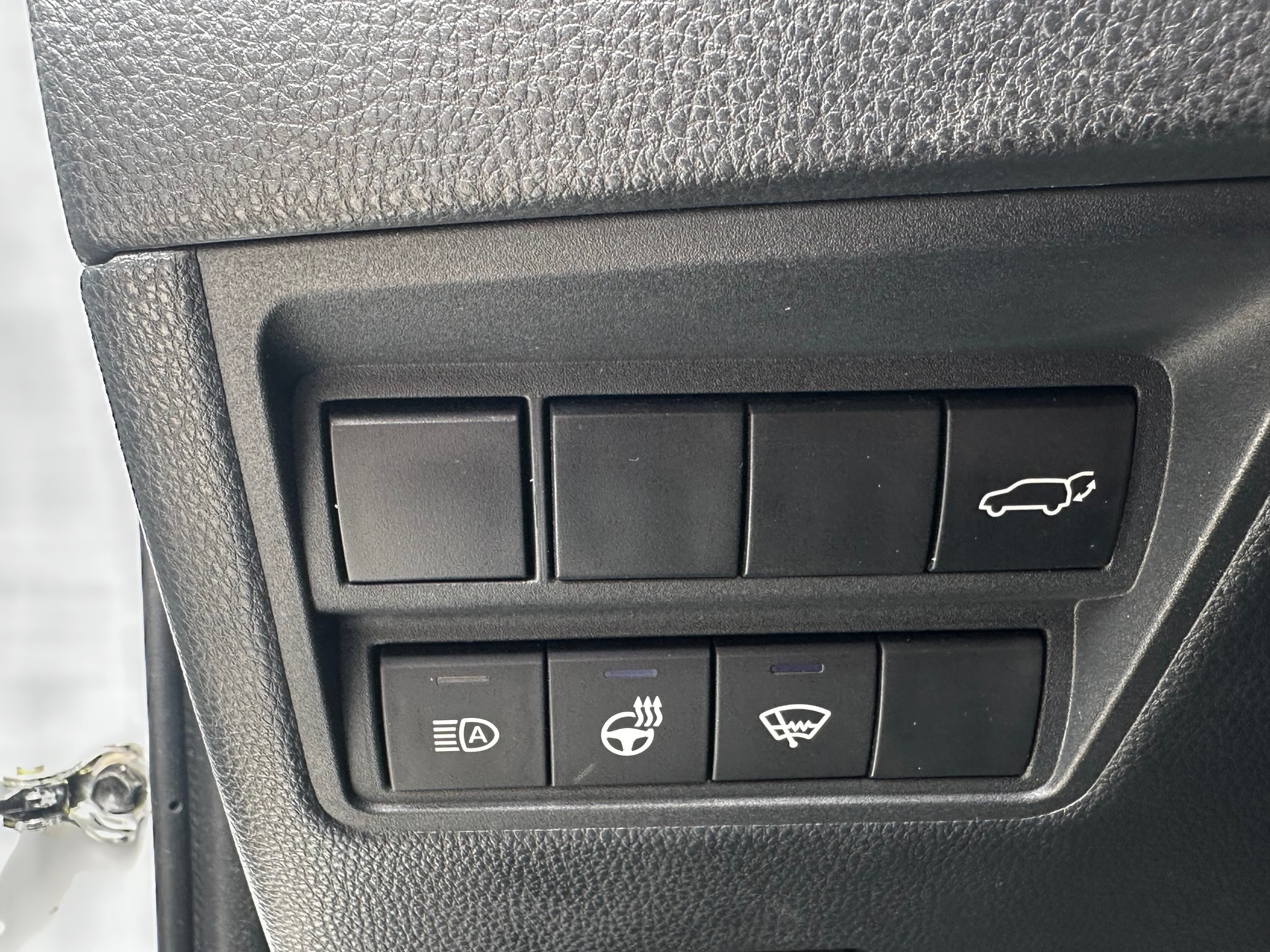 TOYOTA Yaris Cross 1.5 Premiere Edition e-CVT AWDi-image-12