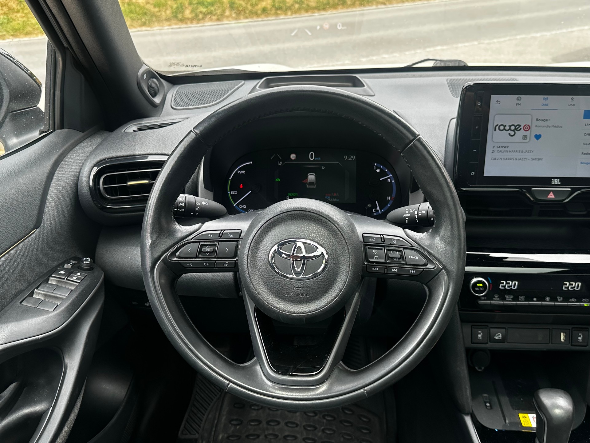TOYOTA Yaris Cross 1.5 Premiere Edition e-CVT AWDi-image-8