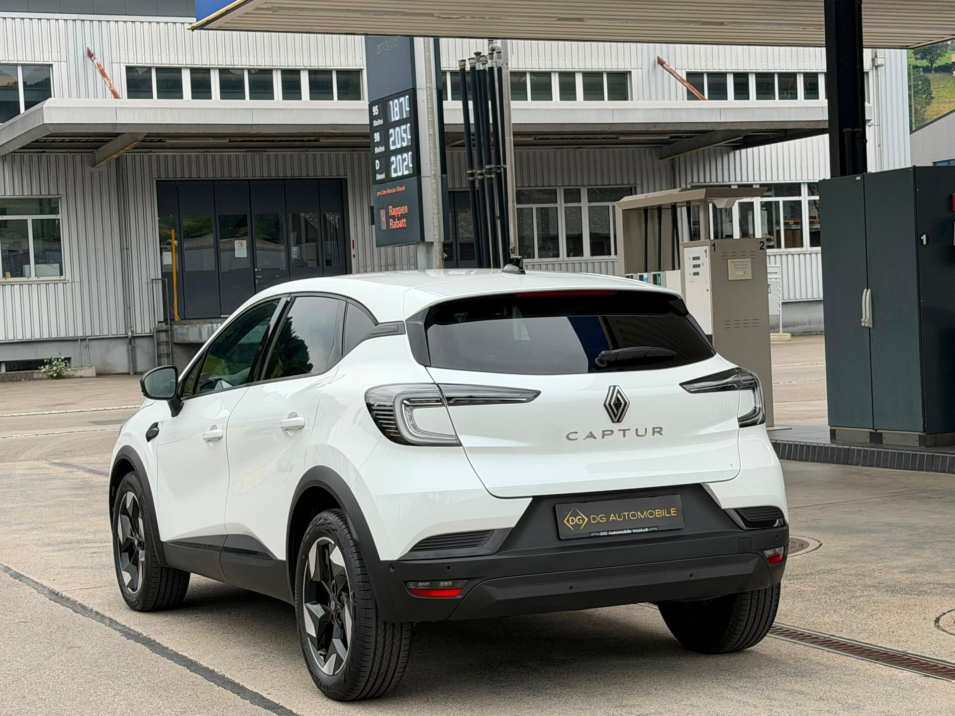 RENAULT Captur 1.3 TCe Techno EDC *Neustes Modell**Neuwertiger Zustand**Top Ausstattung**Renault Werksgarantie*-image-4
