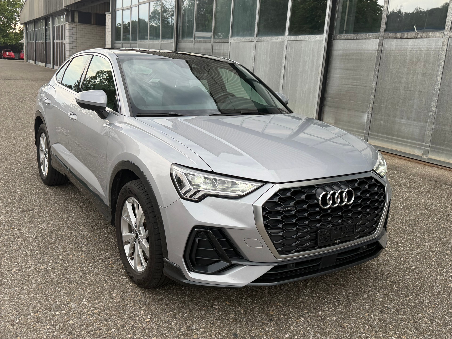 AUDI Q3 Sportback 40 TFSI S line quattro S-tronic-image-2