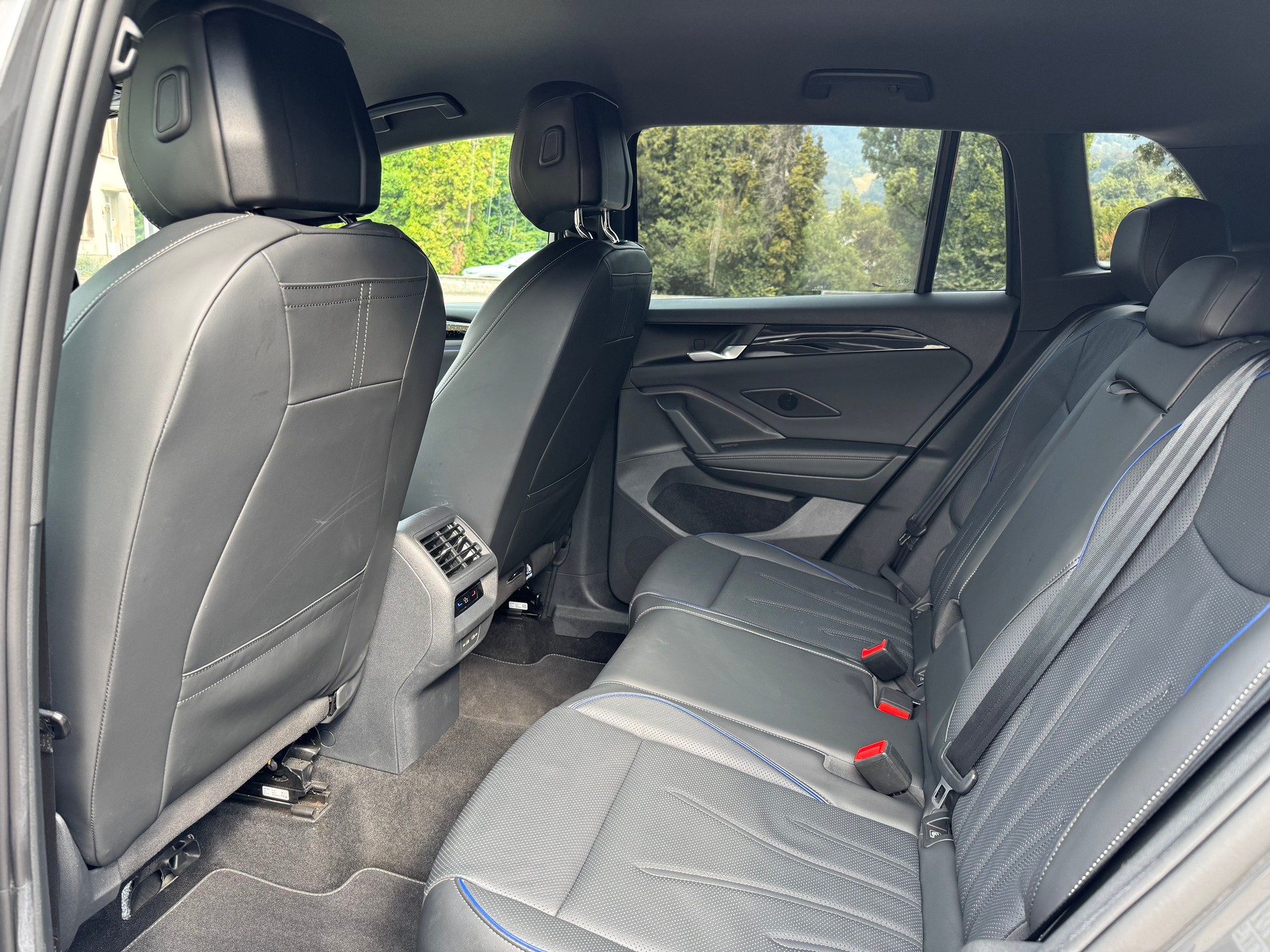 VW Tiguan 2.0 TDI SCR R-Line 4Motion DSG-image-12