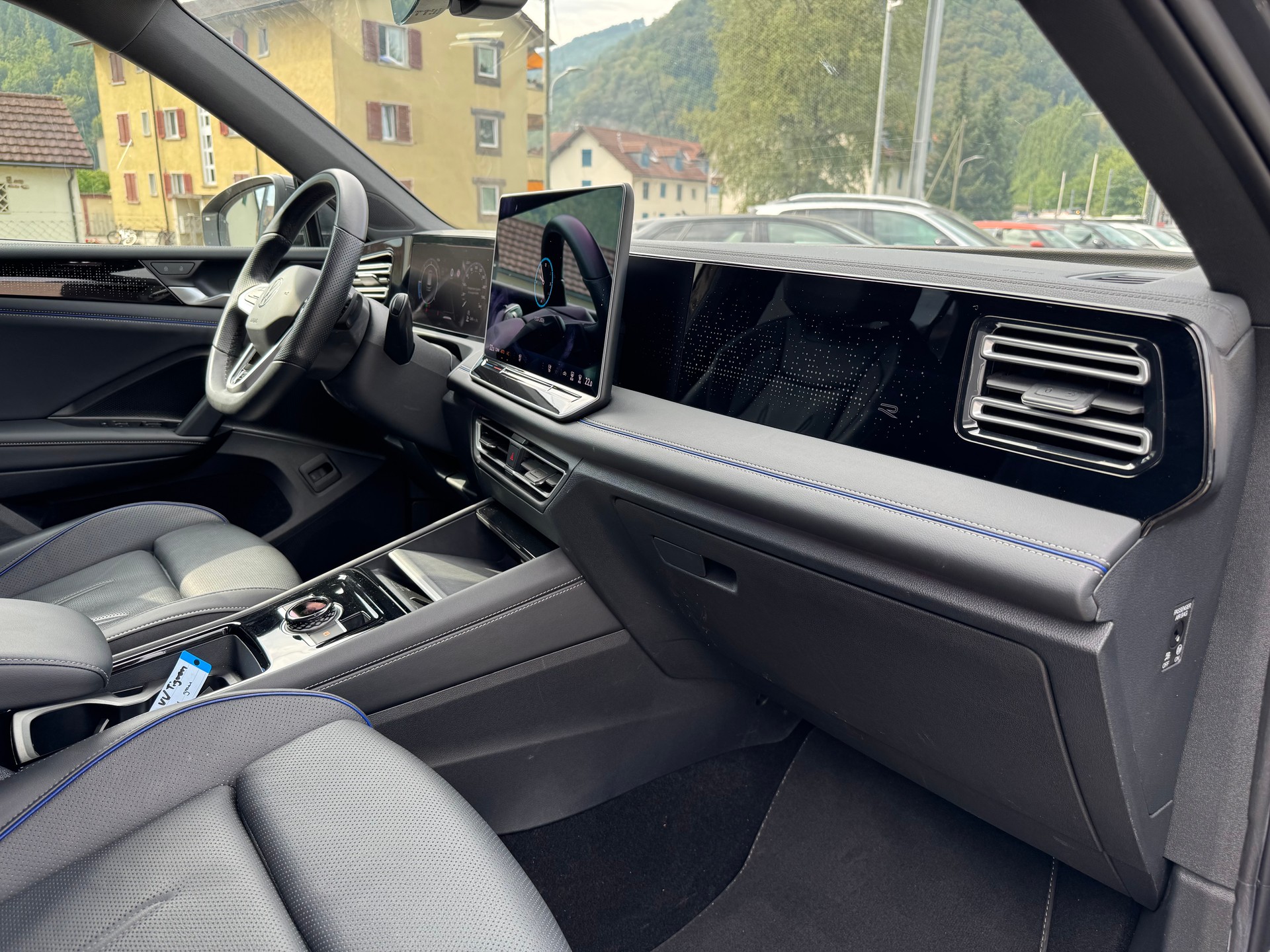 VW Tiguan 2.0 TDI SCR R-Line 4Motion DSG-image-11