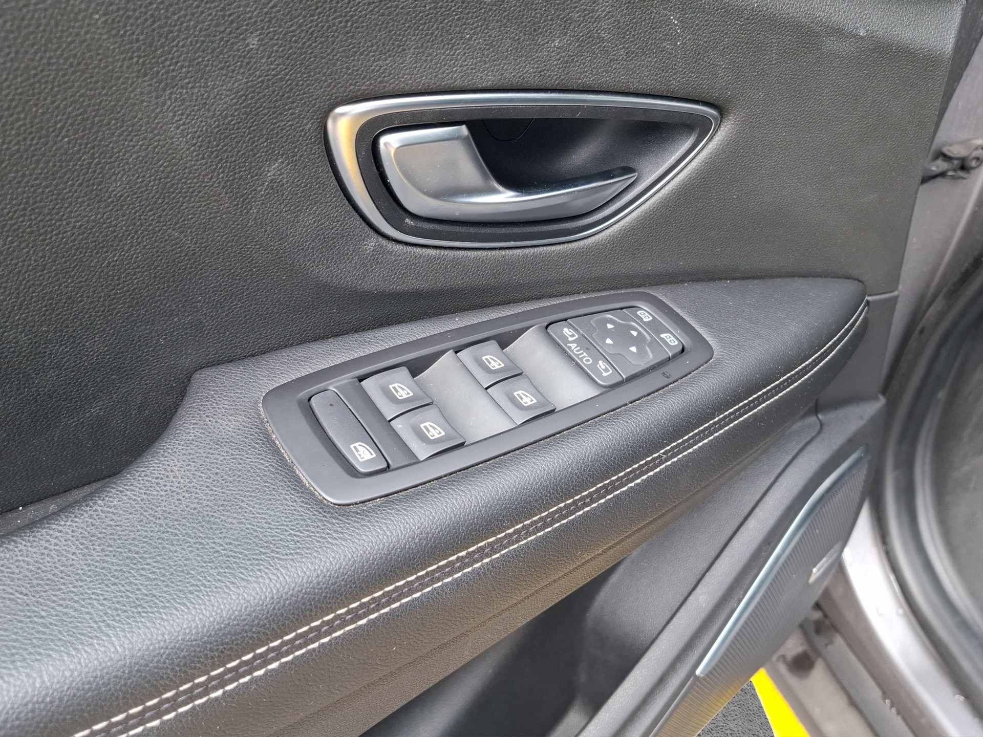 RENAULT Scénic 1.2 16V Turbo Bose-image-17