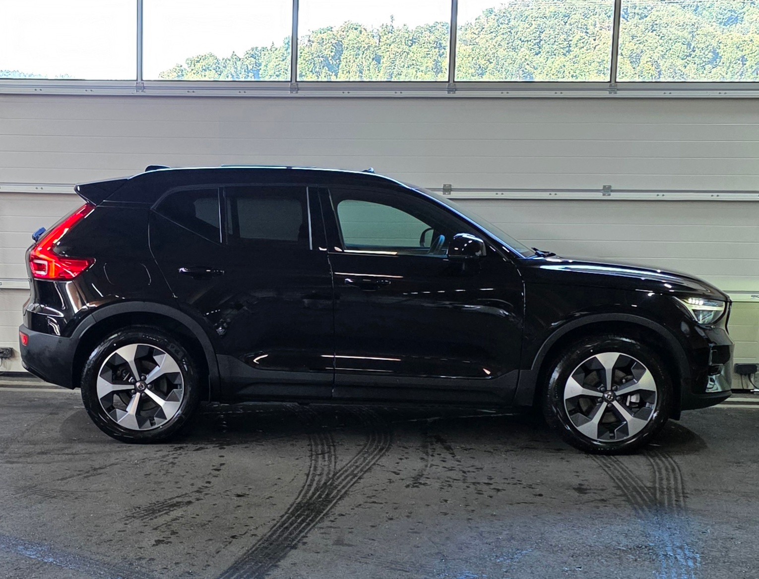 VOLVO XC40 B4 Benzin Mild Hybrid AWD Ultimate Dark DCT *360°Kamera*Lenkrad-&Sitzheizung*Harman/Kardon MIT AHK*-image-5
