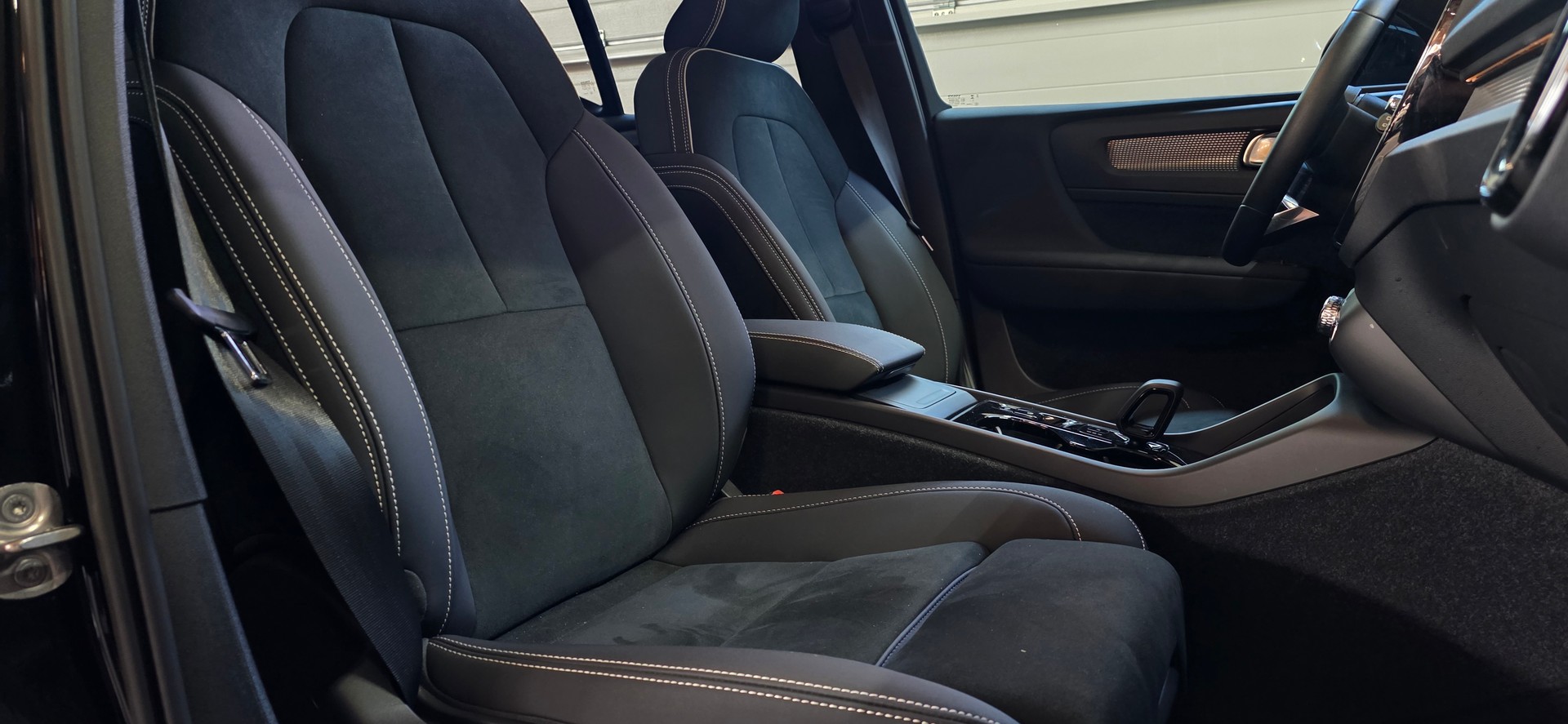 VOLVO XC40 B4 Benzin Mild Hybrid AWD Ultimate Dark DCT *360°Kamera*Lenkrad-&Sitzheizung*Harman/Kardon MIT AHK*-image-24