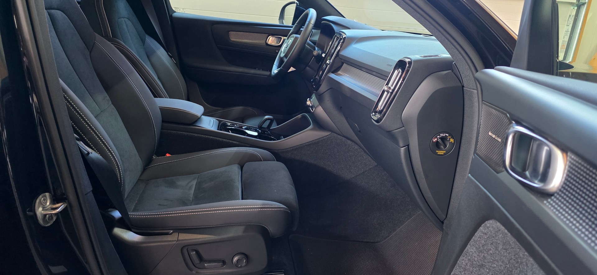 VOLVO XC40 B4 Benzin Mild Hybrid AWD Ultimate Dark DCT *360°Kamera*Lenkrad-&Sitzheizung*Harman/Kardon MIT AHK*-image-23