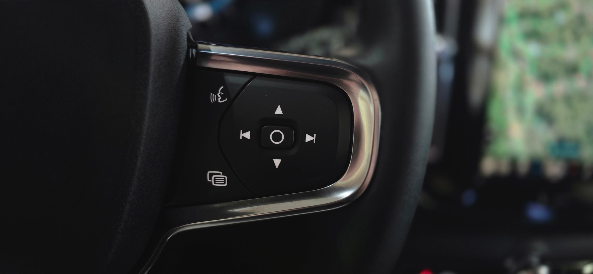 VOLVO XC40 B4 Benzin Mild Hybrid AWD Ultimate Dark DCT *360°Kamera*Lenkrad-&Sitzheizung*Harman/Kardon MIT AHK*-image-13