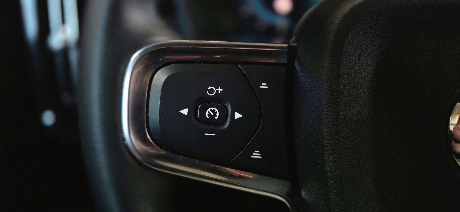 VOLVO XC40 B4 Benzin Mild Hybrid AWD Ultimate Dark DCT *360°Kamera*Lenkrad-&Sitzheizung*Harman/Kardon MIT AHK*-image-15