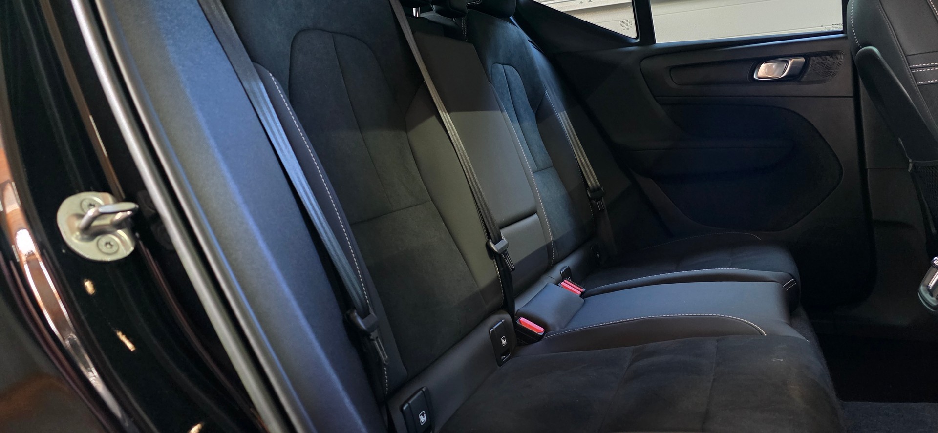VOLVO XC40 B4 Benzin Mild Hybrid AWD Ultimate Dark DCT *360°Kamera*Lenkrad-&Sitzheizung*Harman/Kardon MIT AHK*-image-26
