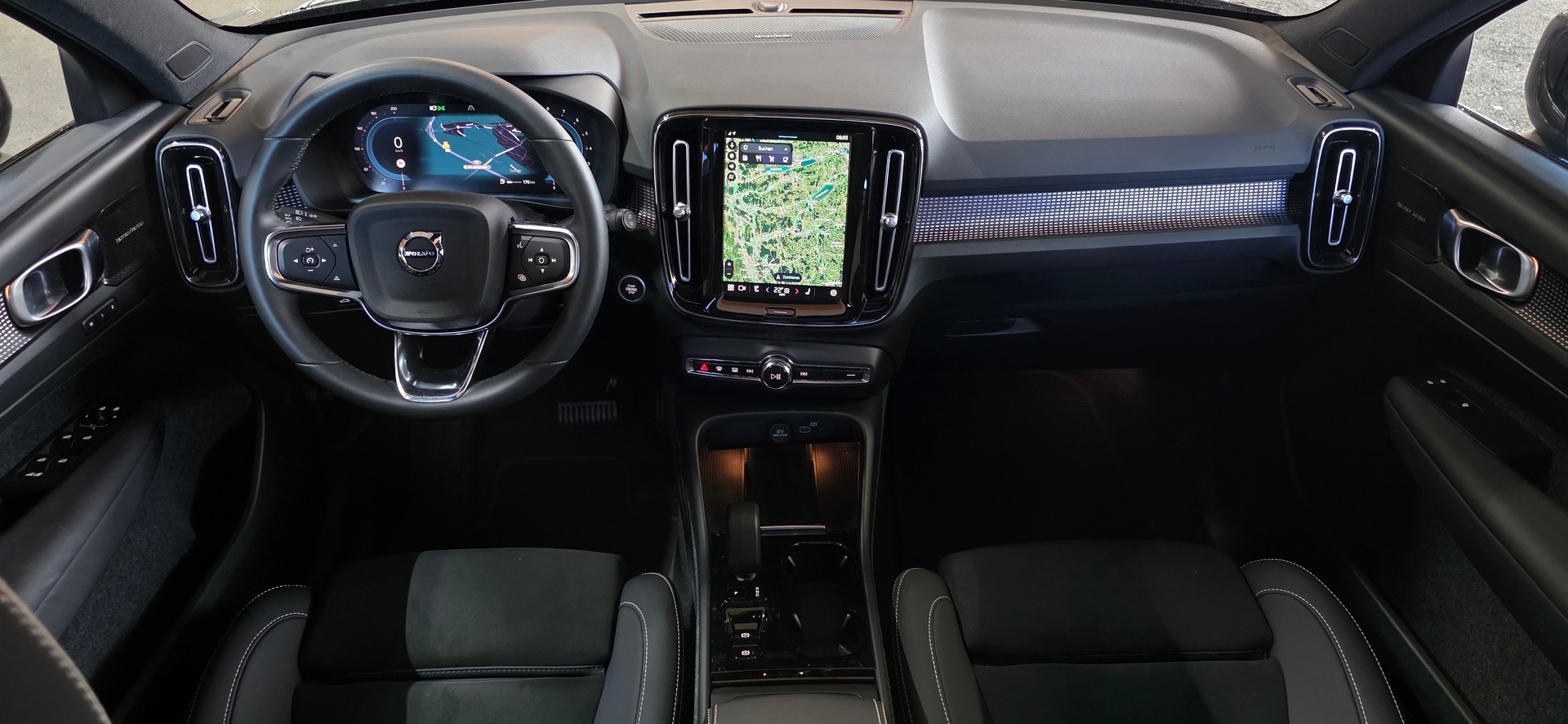 VOLVO XC40 B4 Benzin Mild Hybrid AWD Ultimate Dark DCT *360°Kamera*Lenkrad-&Sitzheizung*Harman/Kardon MIT AHK*-image-11