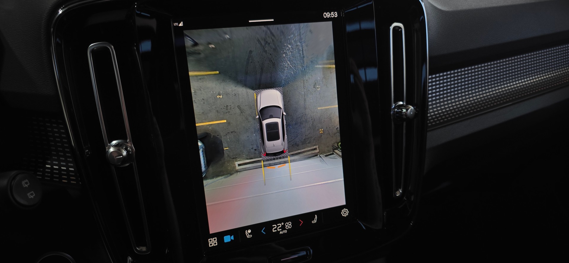 VOLVO XC40 B4 Benzin Mild Hybrid AWD Ultimate Dark DCT *360°Kamera*Lenkrad-&Sitzheizung*Harman/Kardon MIT AHK*-image-21