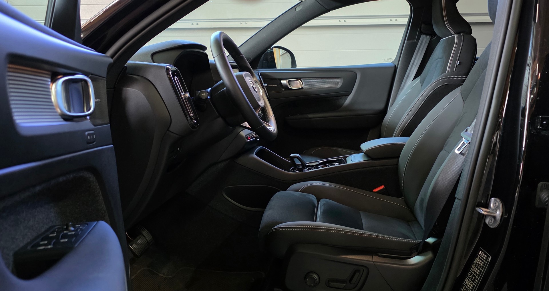 VOLVO XC40 B4 Benzin Mild Hybrid AWD Ultimate Dark DCT *360°Kamera*Lenkrad-&Sitzheizung*Harman/Kardon MIT AHK*-image-8