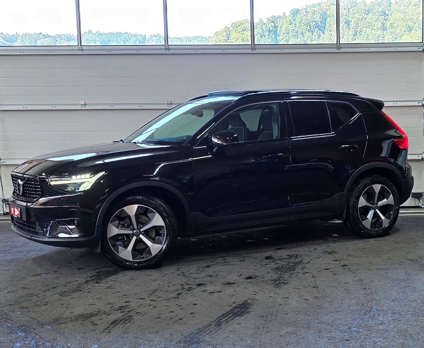 VOLVO XC40 B4 Benzin Mild Hybrid AWD Ultimate Dark DCT *360°Kamera*Lenkrad-&Sitzheizung*Harman/Kardon MIT AHK*