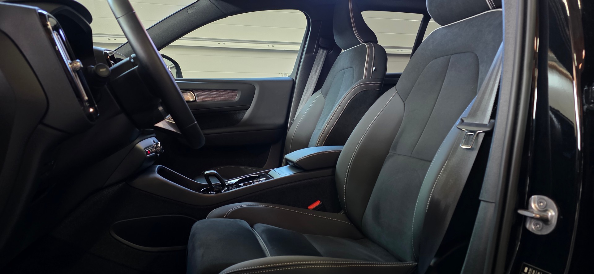 VOLVO XC40 B4 Benzin Mild Hybrid AWD Ultimate Dark DCT *360°Kamera*Lenkrad-&Sitzheizung*Harman/Kardon MIT AHK*-image-9