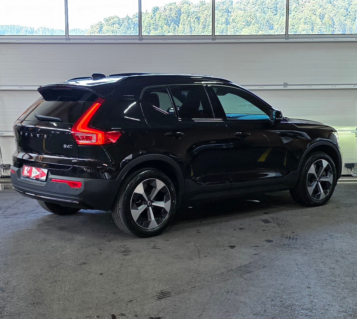 VOLVO XC40 B4 Benzin Mild Hybrid AWD Ultimate Dark DCT *360°Kamera*Lenkrad-&Sitzheizung*Harman/Kardon MIT AHK*-image-4
