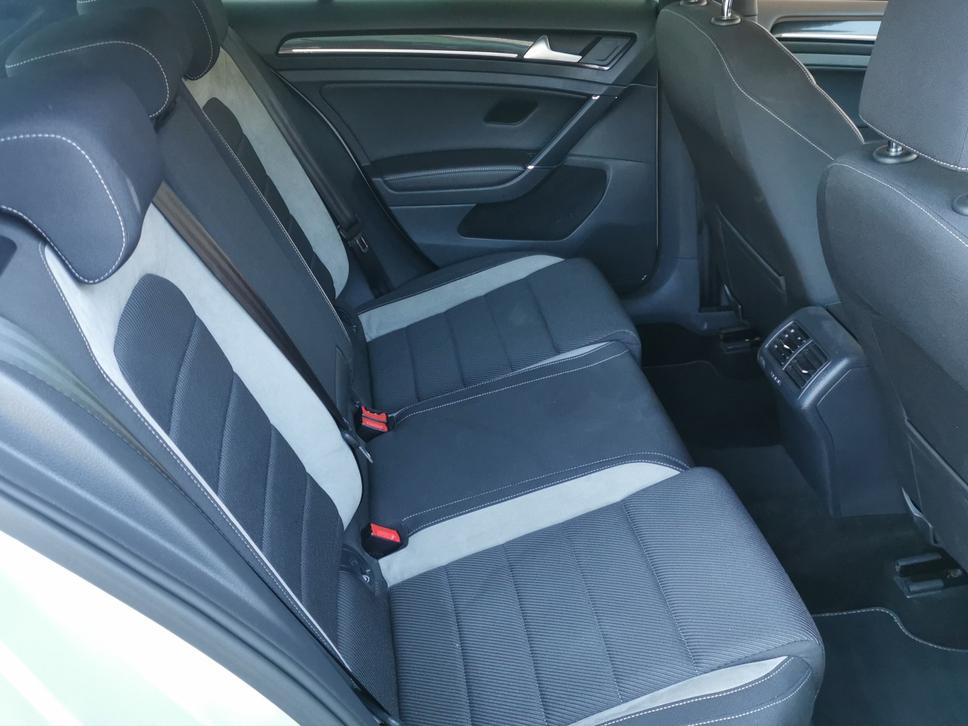 VW Golf 2.0 TSI R 4Motion DSG-image-14