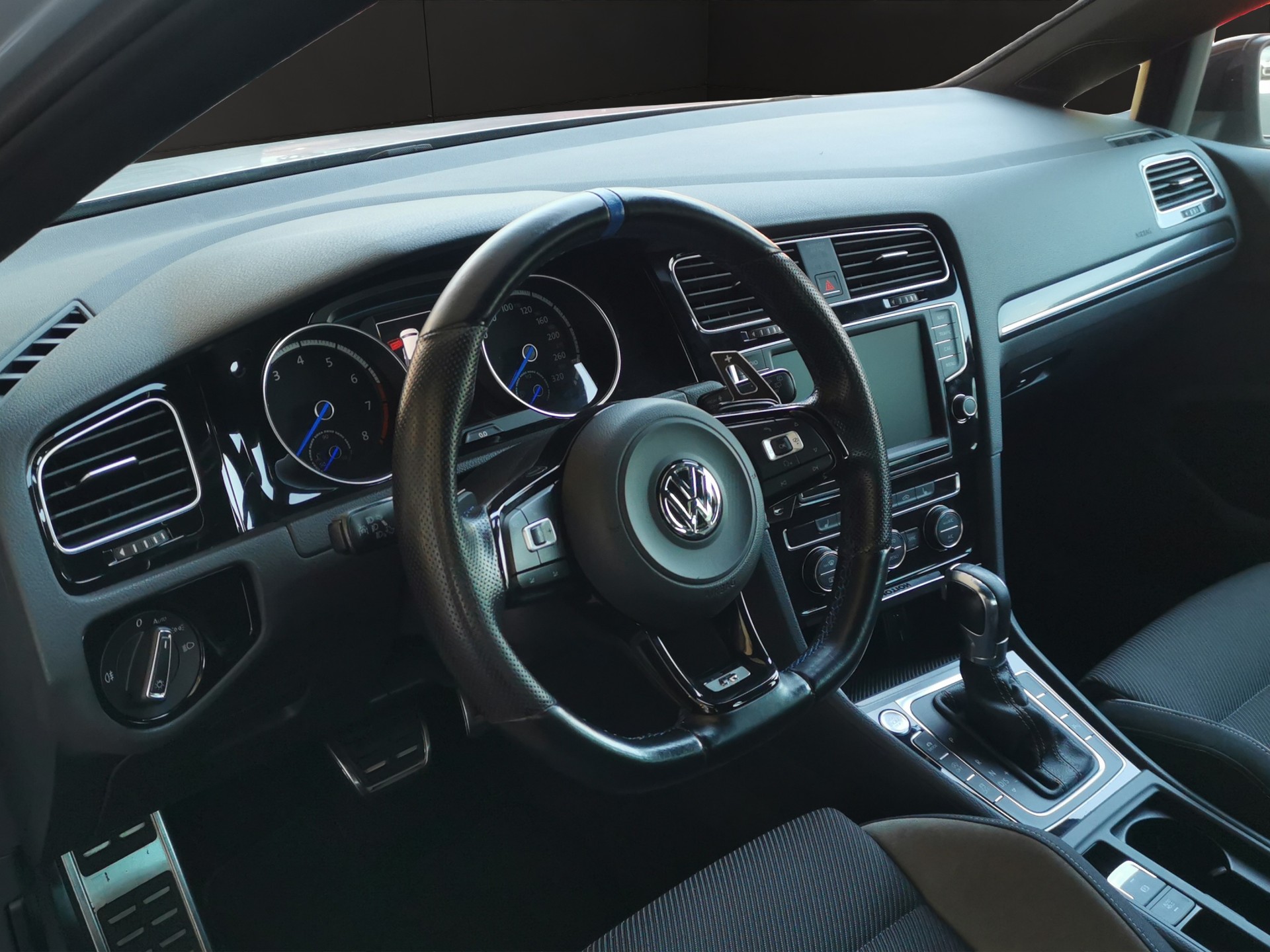 VW Golf 2.0 TSI R 4Motion DSG-image-9