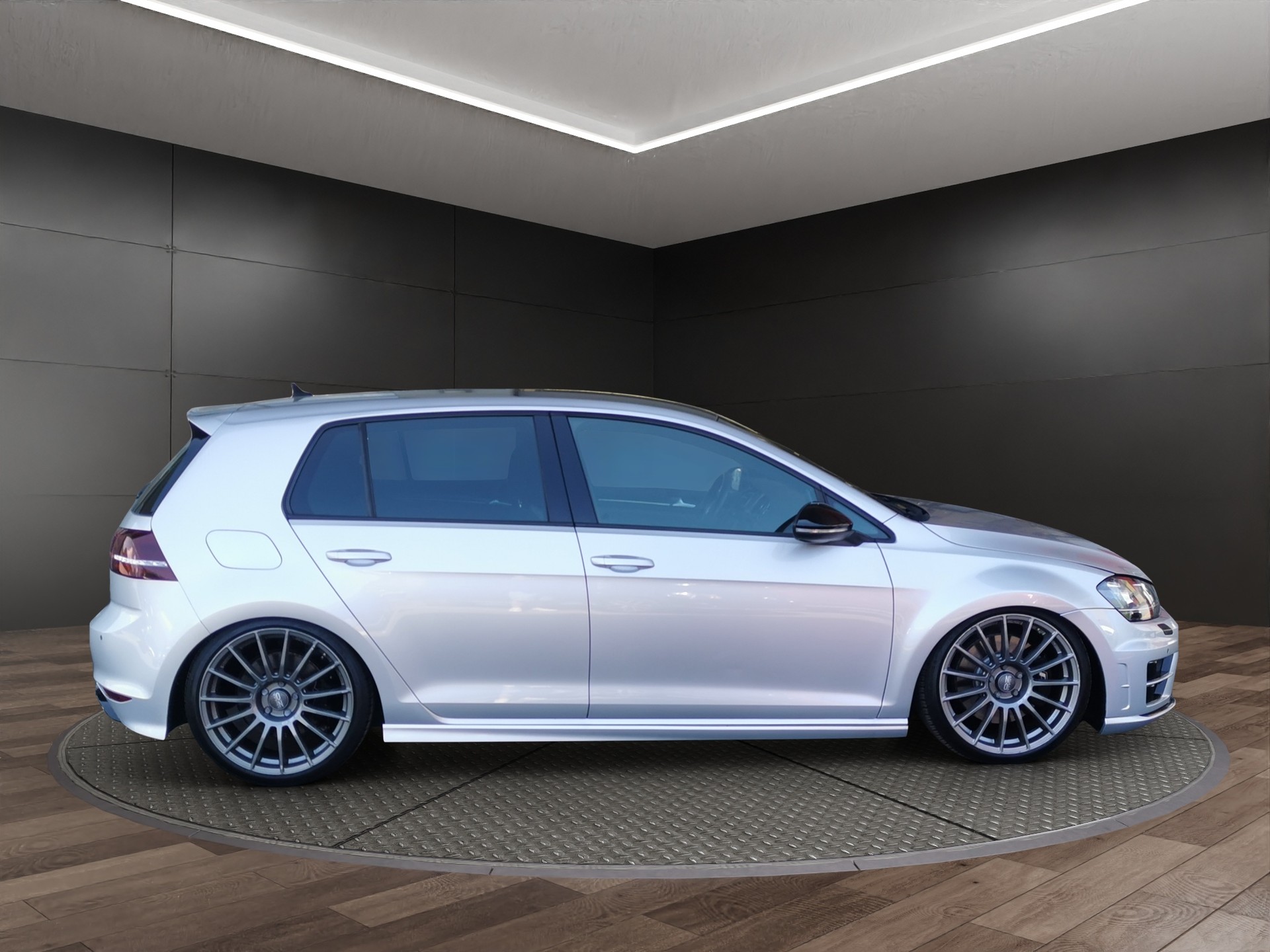 VW Golf 2.0 TSI R 4Motion DSG-image-4