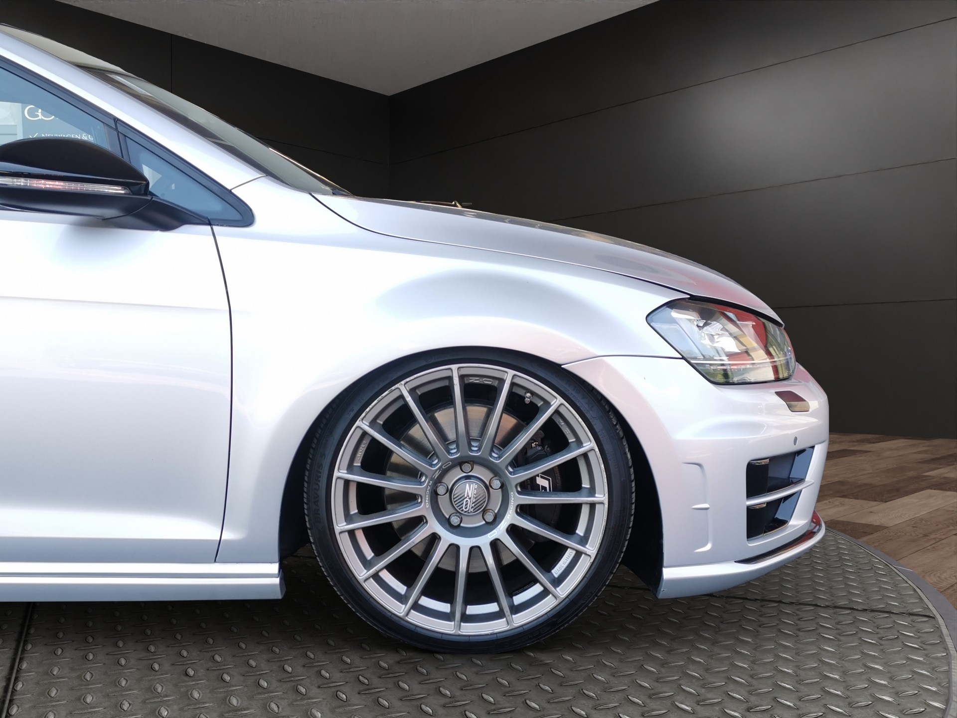 VW Golf 2.0 TSI R 4Motion DSG-showroom-element-3