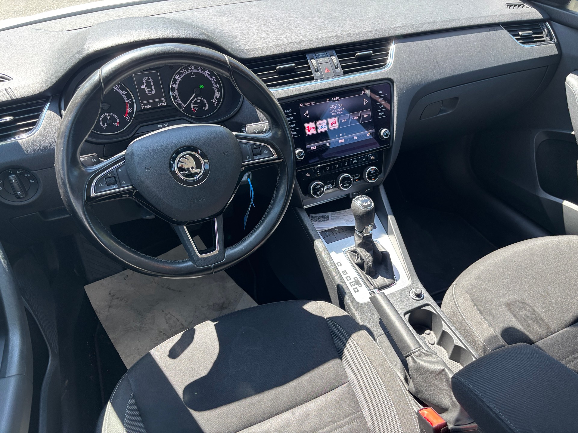 SKODA Octavia Combi 2.0 TDI Ambition 4x4 DSG-image-9
