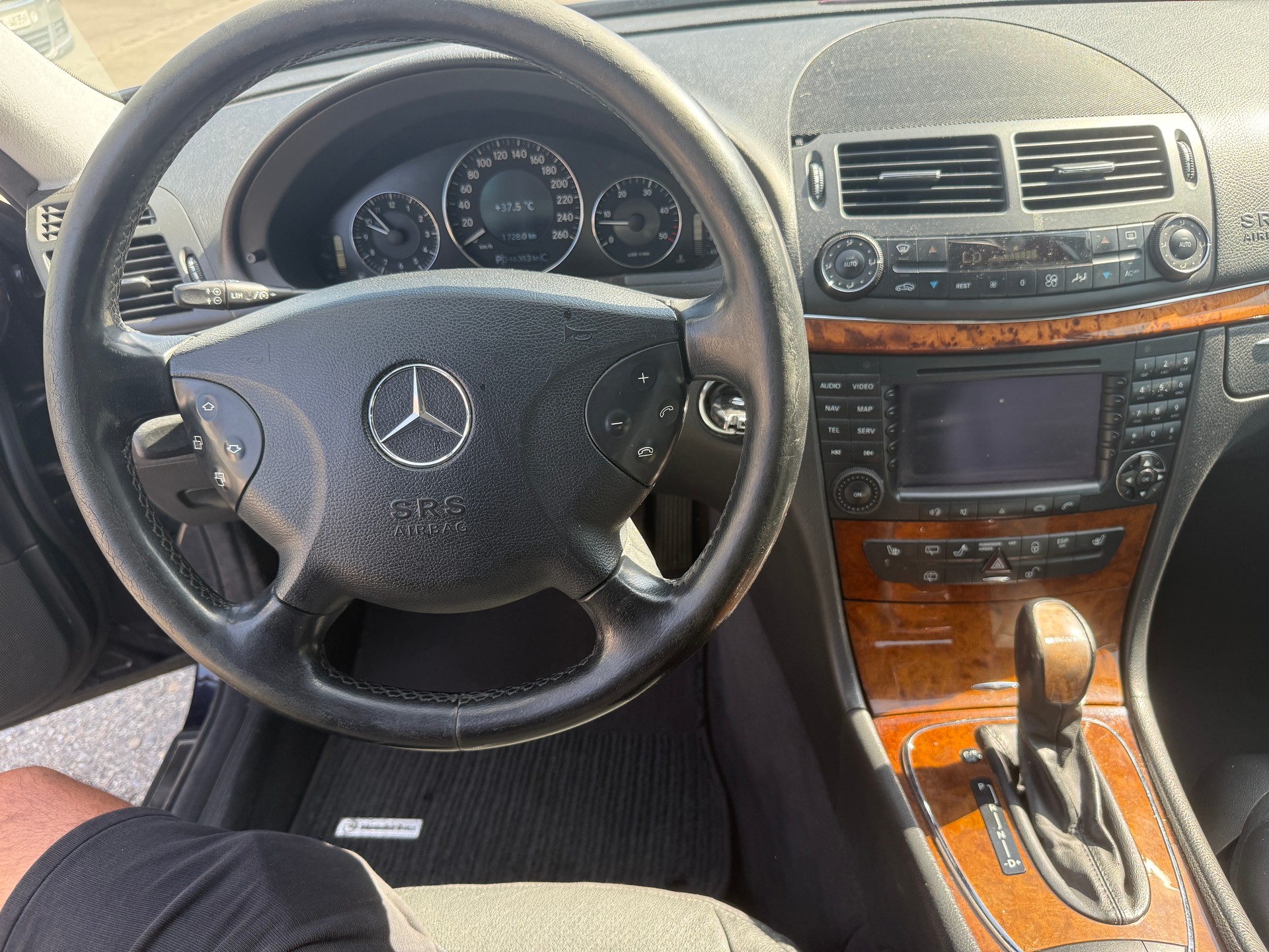 MERCEDES-BENZ E 320-image-10