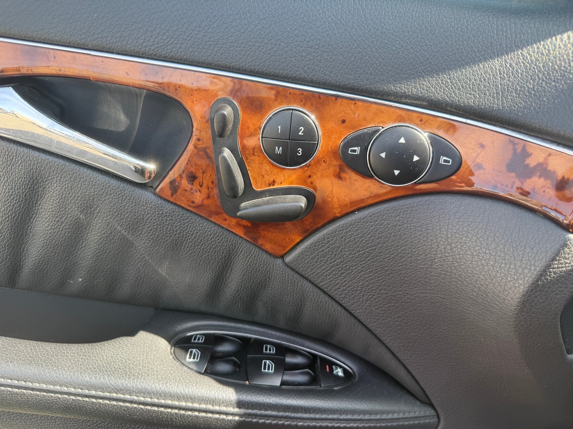 MERCEDES-BENZ E 320-image-9