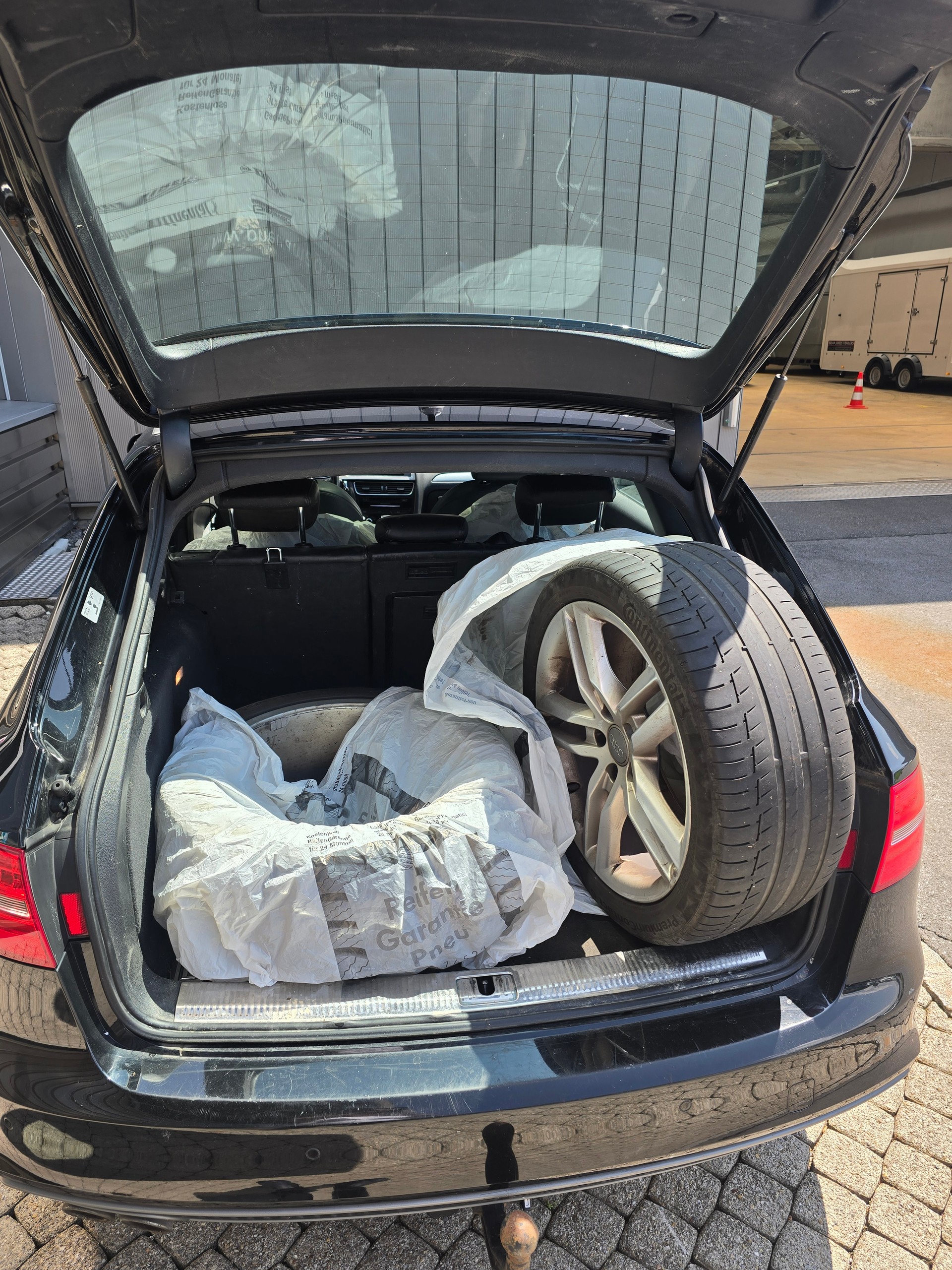 AUDI A4 Avant 3.0 TDI clean diesel quattro s-tronic-image-11