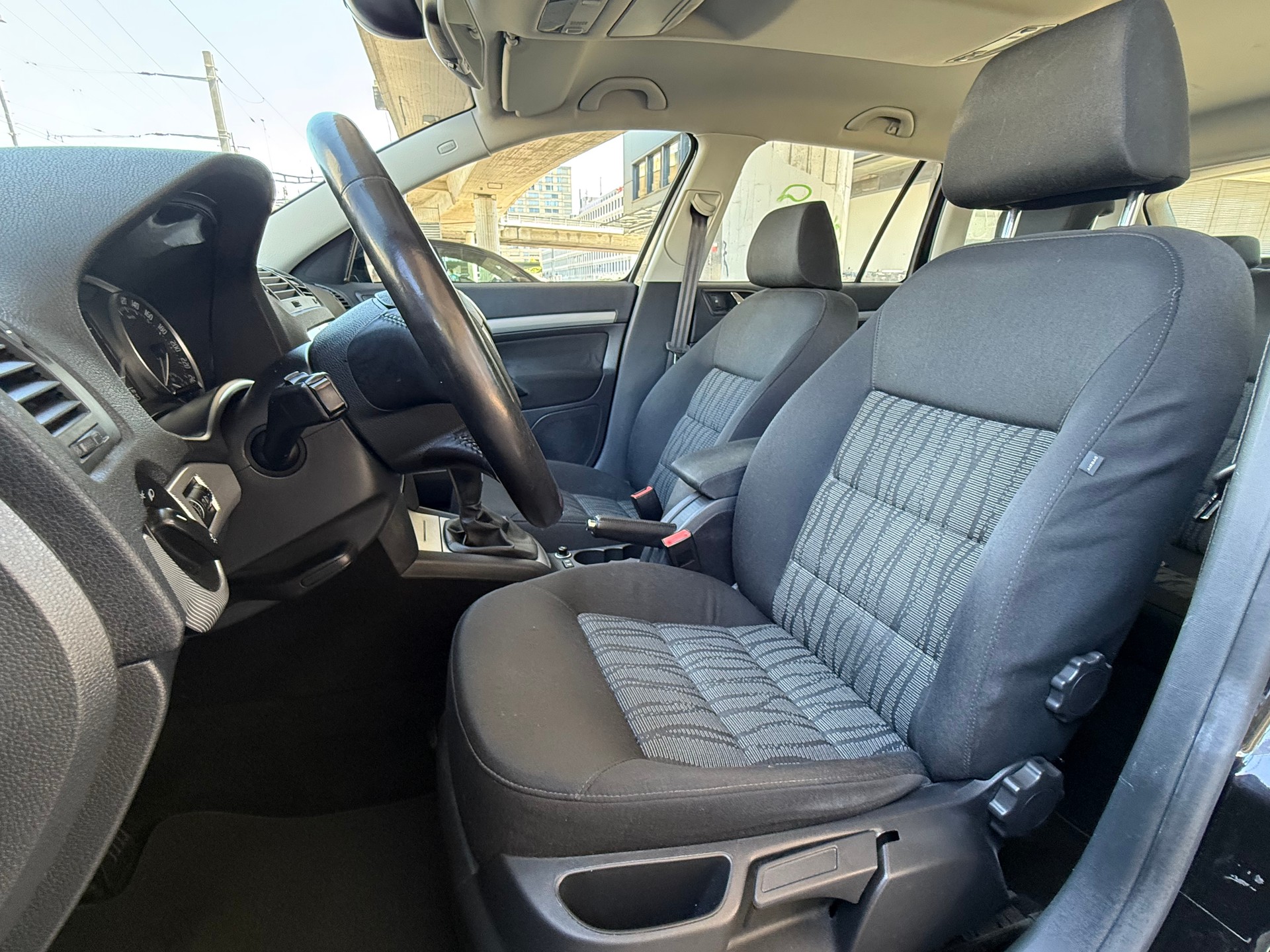 SKODA Octavia Combi 1.8 TSI Swiss Adventure 4x4-image-11