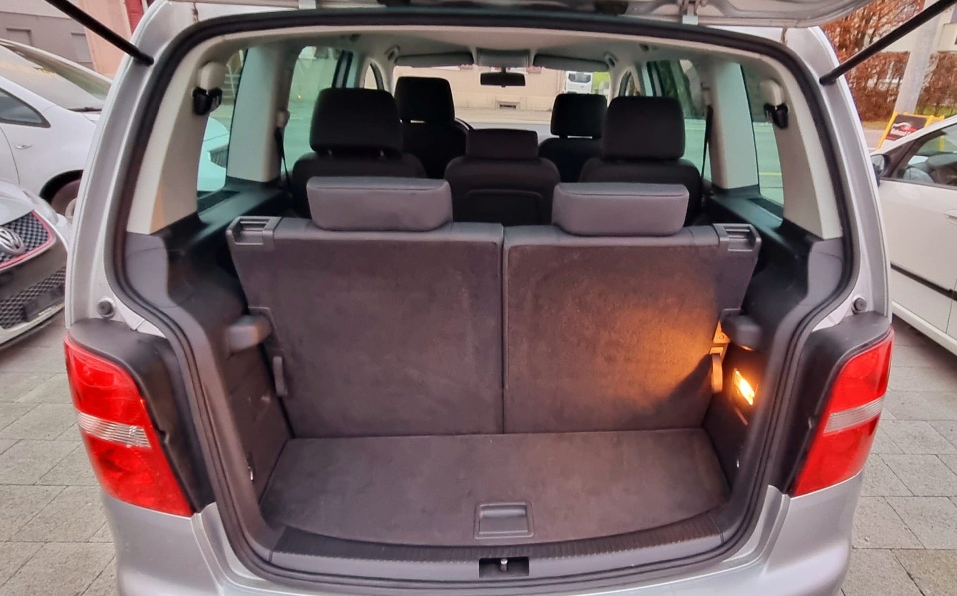 VW Touran 2.0 TDI Trendline-image-5