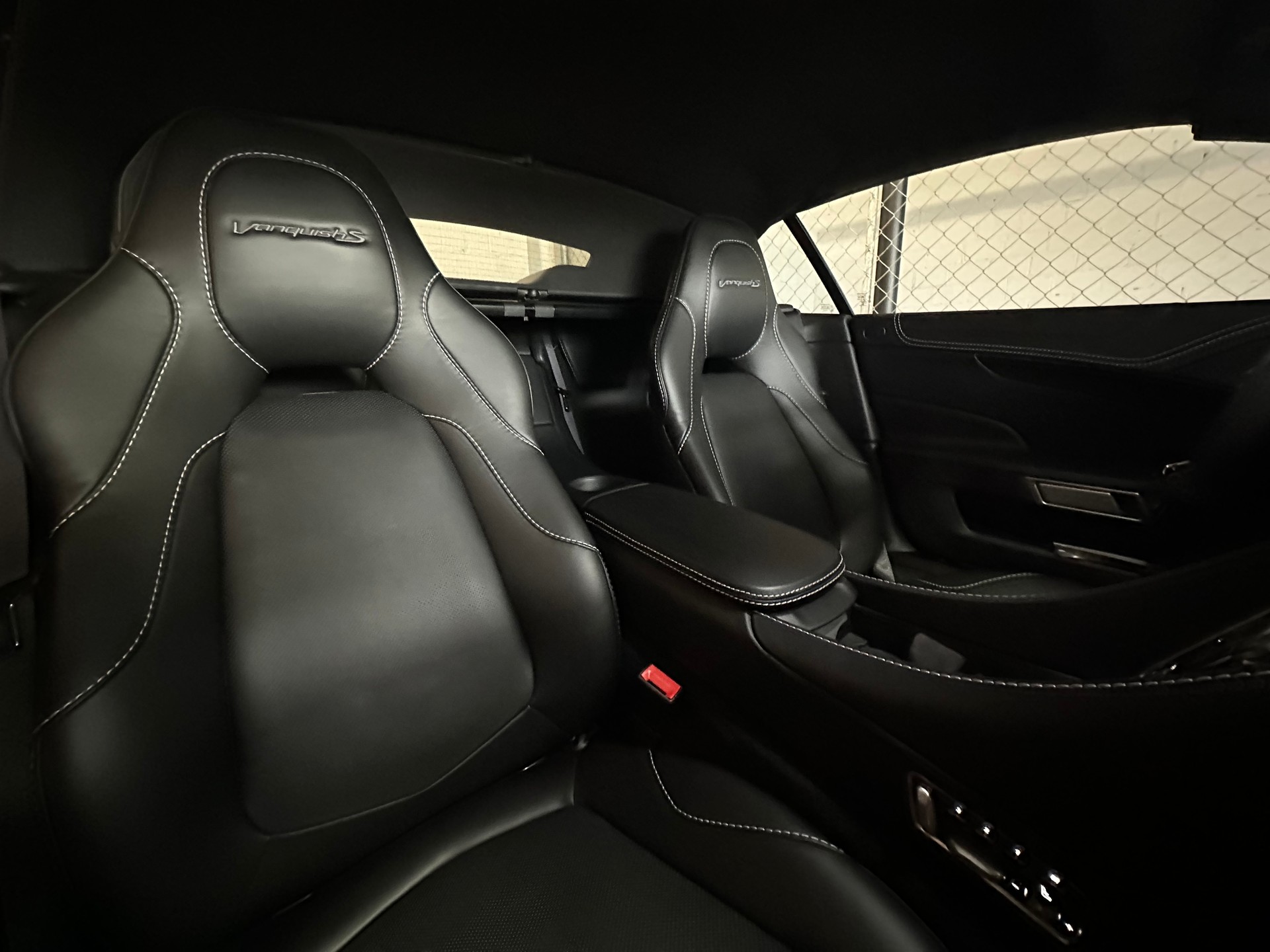 ASTON MARTIN 6.0 V12 Vanquish S Volante-image-12
