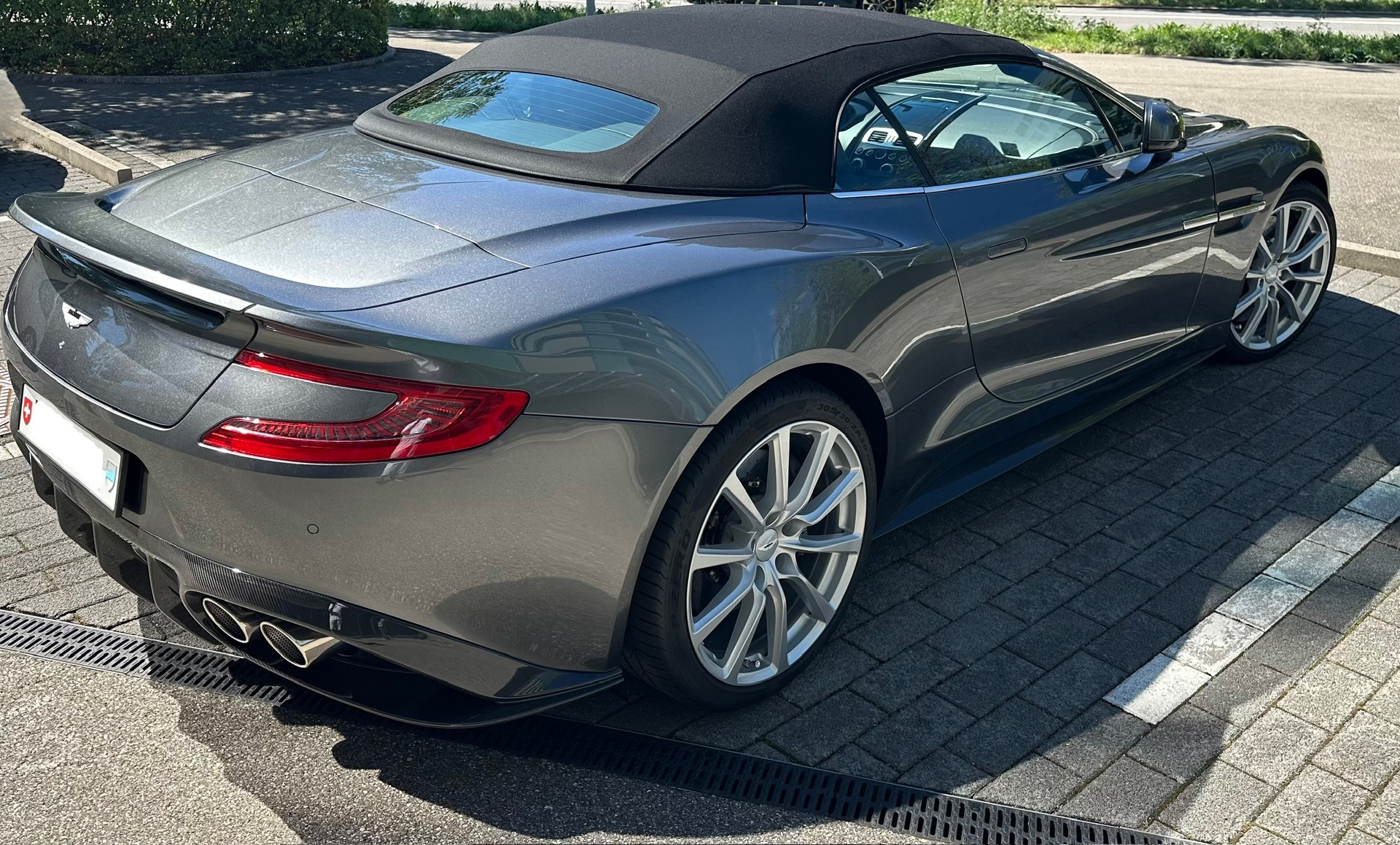 ASTON MARTIN 6.0 V12 Vanquish S Volante-image-1