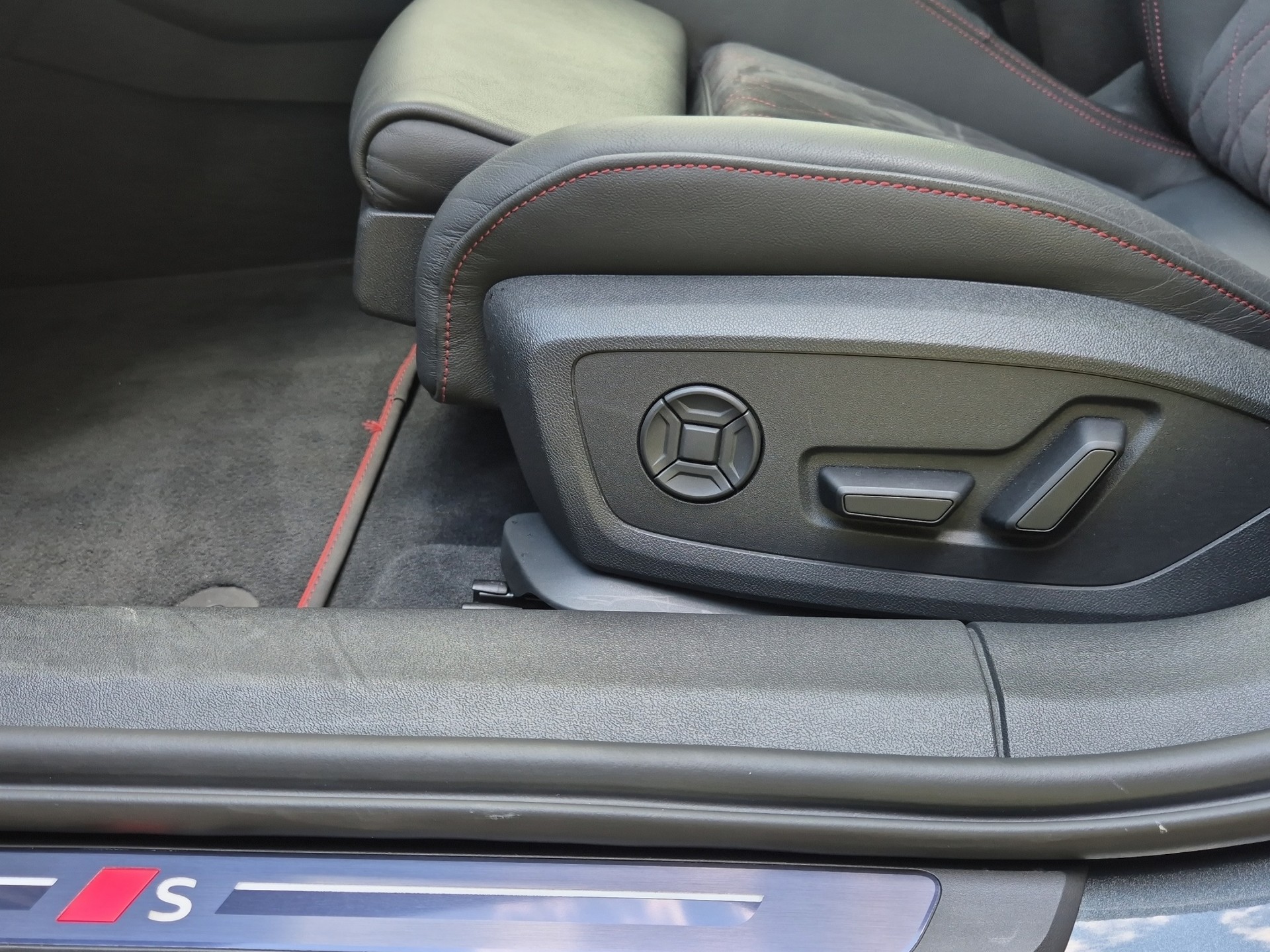 AUDI A6 Avant TFSI quattro 270 kW S tronic-image-9