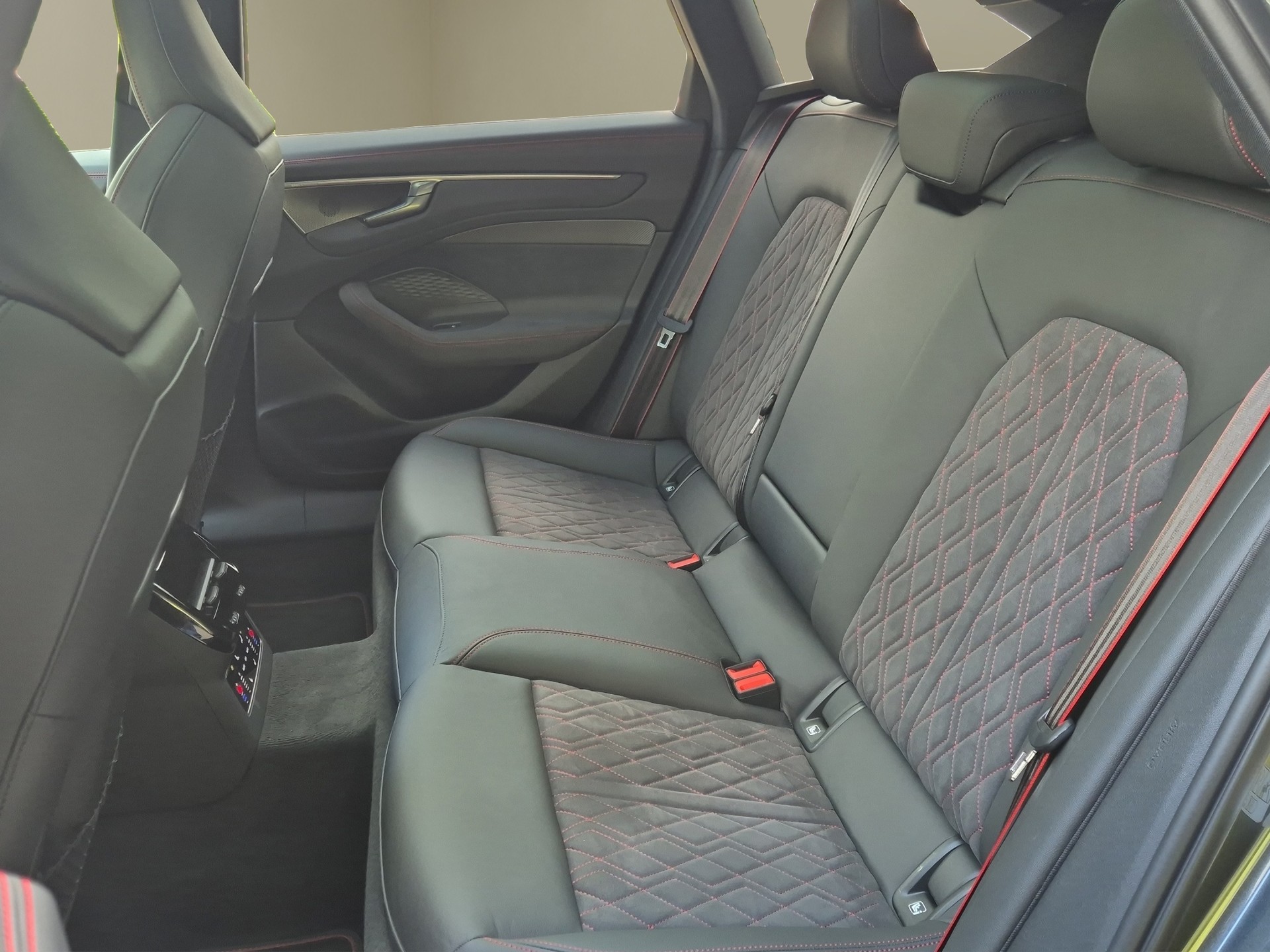 AUDI A6 Avant TFSI quattro 270 kW S tronic-image-15