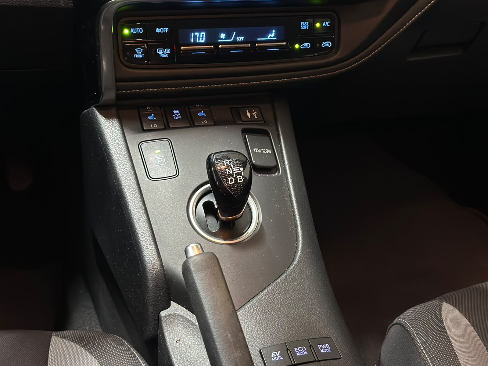 TOYOTA Auris 1.8 HSD Terra e-CVT-image-12